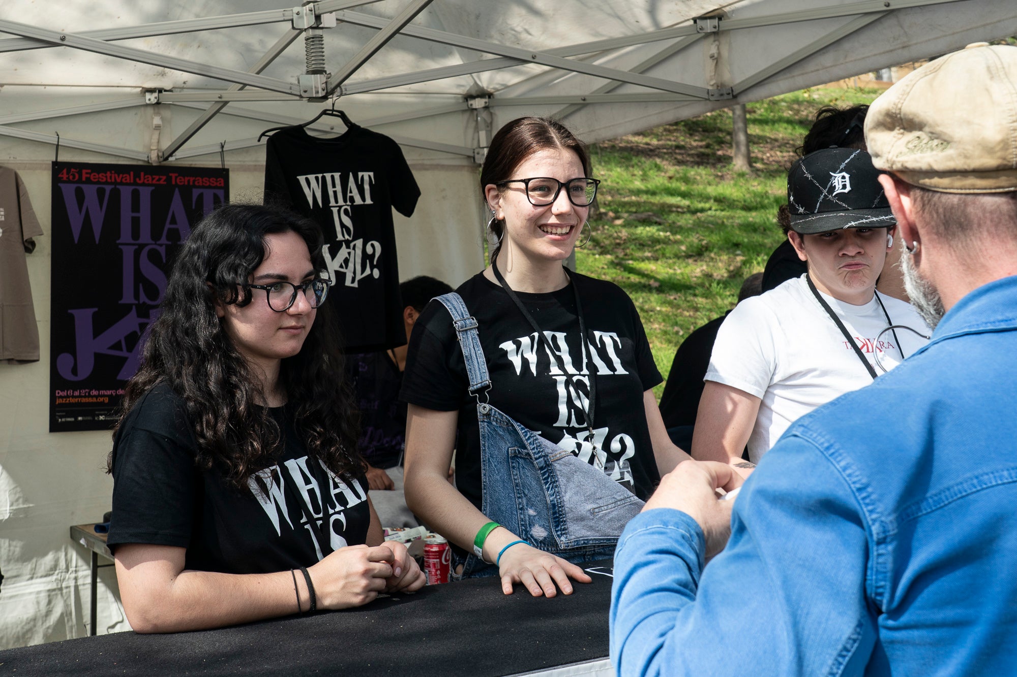 Aquest diumenge ha tingut lloc una de les cites més emblemàtiques i participatives del Festival de Jazz Terrassa: el Pícnic Jazz. La zona del Torrent de la Font d’en Sagrera, al sud del parc, ha acollit una jornada de música en directe, gastronomia i activitats lúdiques en un ambient festiu i familiar. A més del Pícnic Xics, a l’escenari principal hem tingut els concerts de la Fredi’s Jazz Band, i la veu magnètica de Sara Dowling amb Ignasi Terraza Trio. I a la tarda, Against The Blues i Dani Nel·lo.