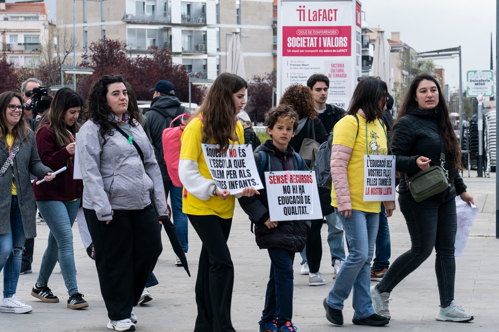 Centenars de docents han sortit als carrers de Terrassa aquest matí per demanar més recursos a l'educació catalana. Aquesta és la quarta jornada de vagues del col·lectiu aquesta setmana, i aquest dijous ha estat el torn dels docents del Vallès, el Maresme i les comarques gironines. A la nostra ciutat, els manifestants s'han agrupat en tres columnes que han sortit des del monument Dona Treballadora, el passeig de 22 Juliol i l'estació d'autobusos. Totes elles s'han unit a l'estació del Nord, des d'on han agafat un tren per anar a Sabadell i continuar la manifestació davant l'edifici dels Serveis Territorials (SSTT). Les mobilitzacions a Terrassa han provocat afectacions al servei d'autobusos, que s'ha vist temporalment paralitzat pel pas dels manifestants | Mireia Comas