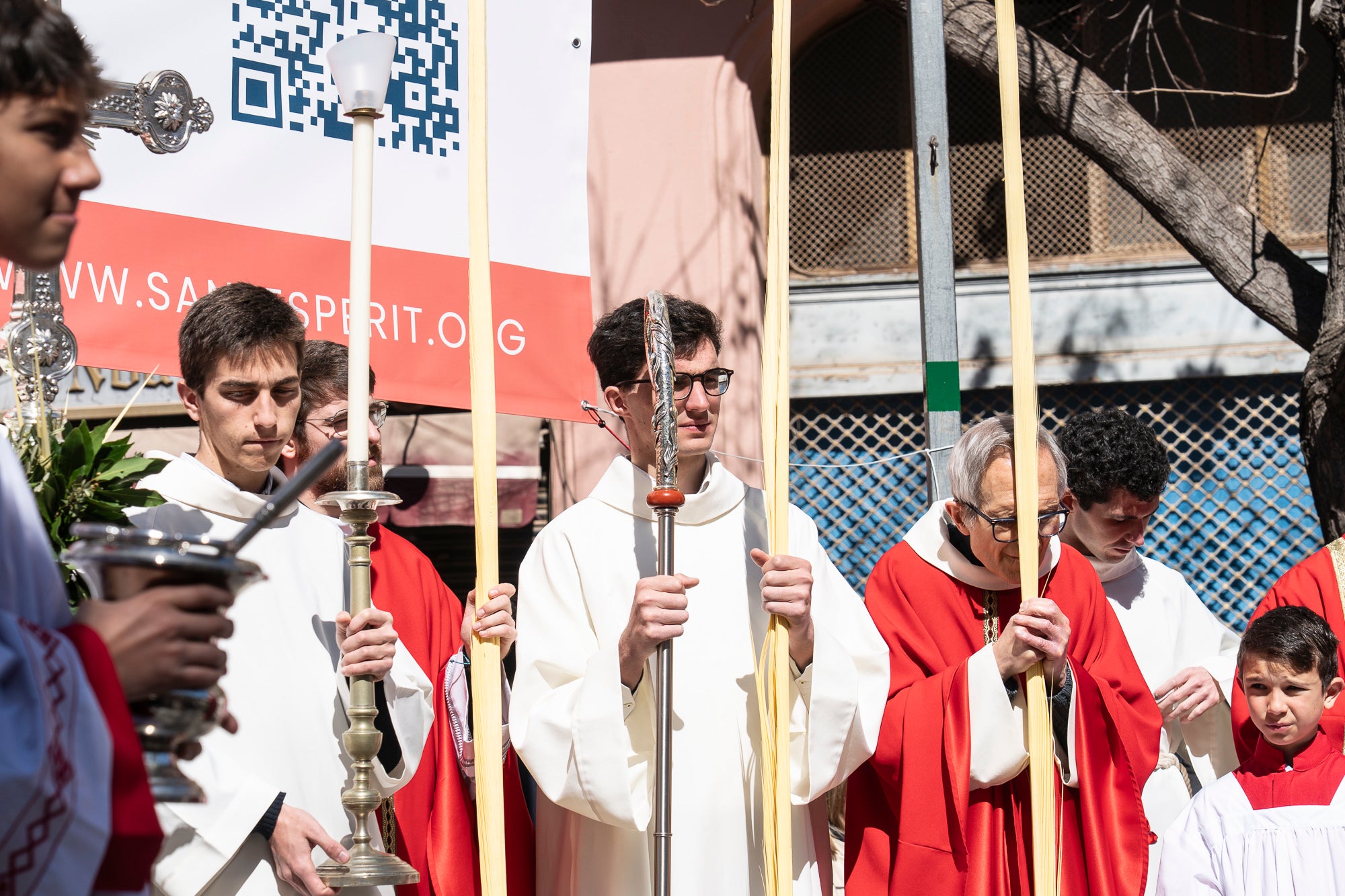 Un any més, el Diumenge de Rams ha estat el moment de la benedicció de les palmes aquest migdia per part del bisbe de Terrassa, Salvador Cristau, que ha pronunciat unes paraules acompanyat del seu seguici en una plaça Vella ben plena en un dia assolellat. Després, s'ha dirigit a la catedral del Sant Esperit on s'ha celebrat la missa que dona pas a la resta de la Setmana Santa | Mireia Comas