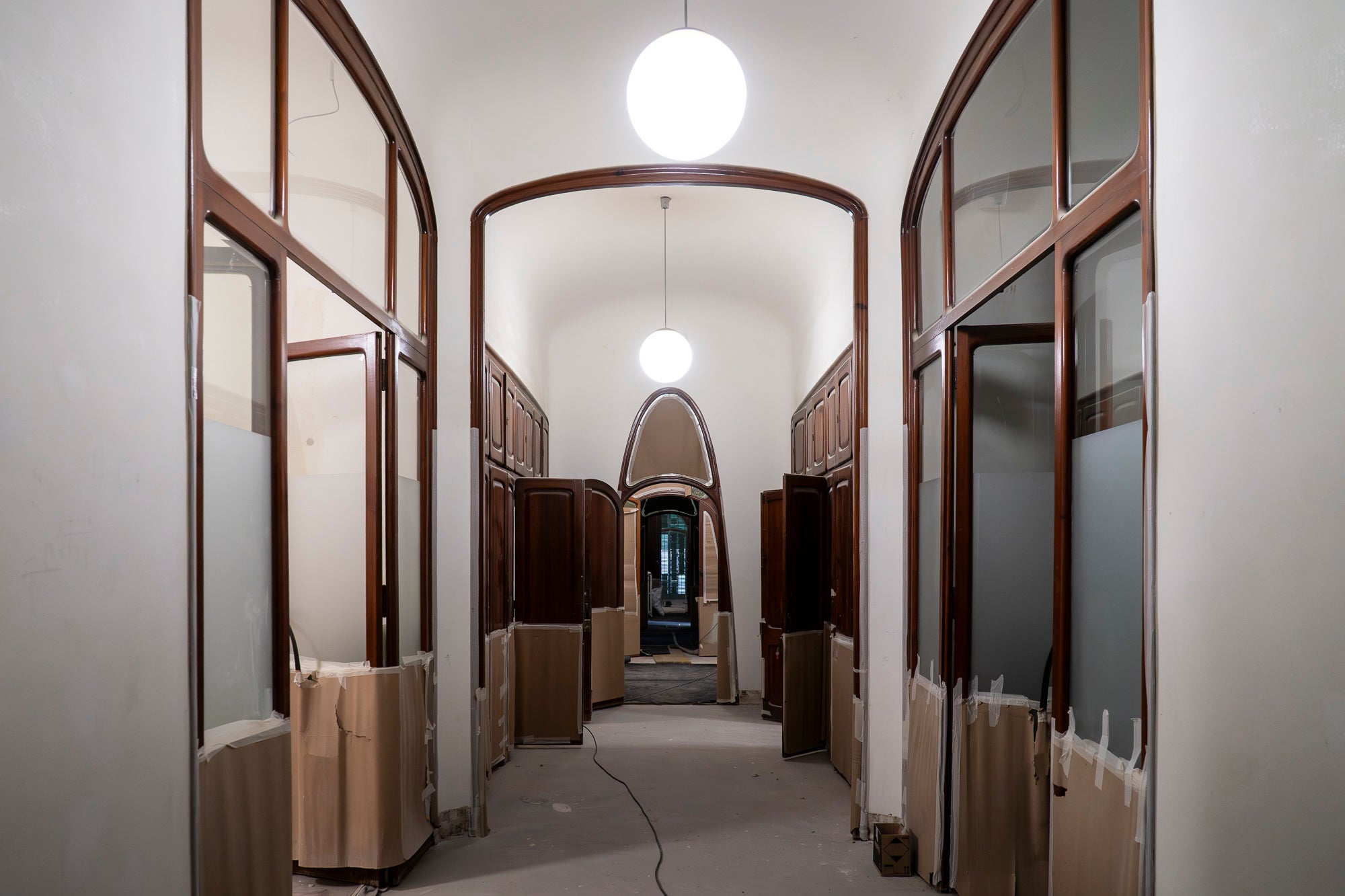 Visita a les obres del projecte de rehabilitació de la Masia Freixa. Els treballs han de finalitzar el pròxim 31 de maig, i han comptat amb una inversió d’1,8 milions d’euros provinents dels Next Generation. Els tècnics i operaris treballen a contrarellotge per complir el termini. Fusteria, paviments, calefacció o pintura són algunes de les tasques que encara tenen per endavant. 