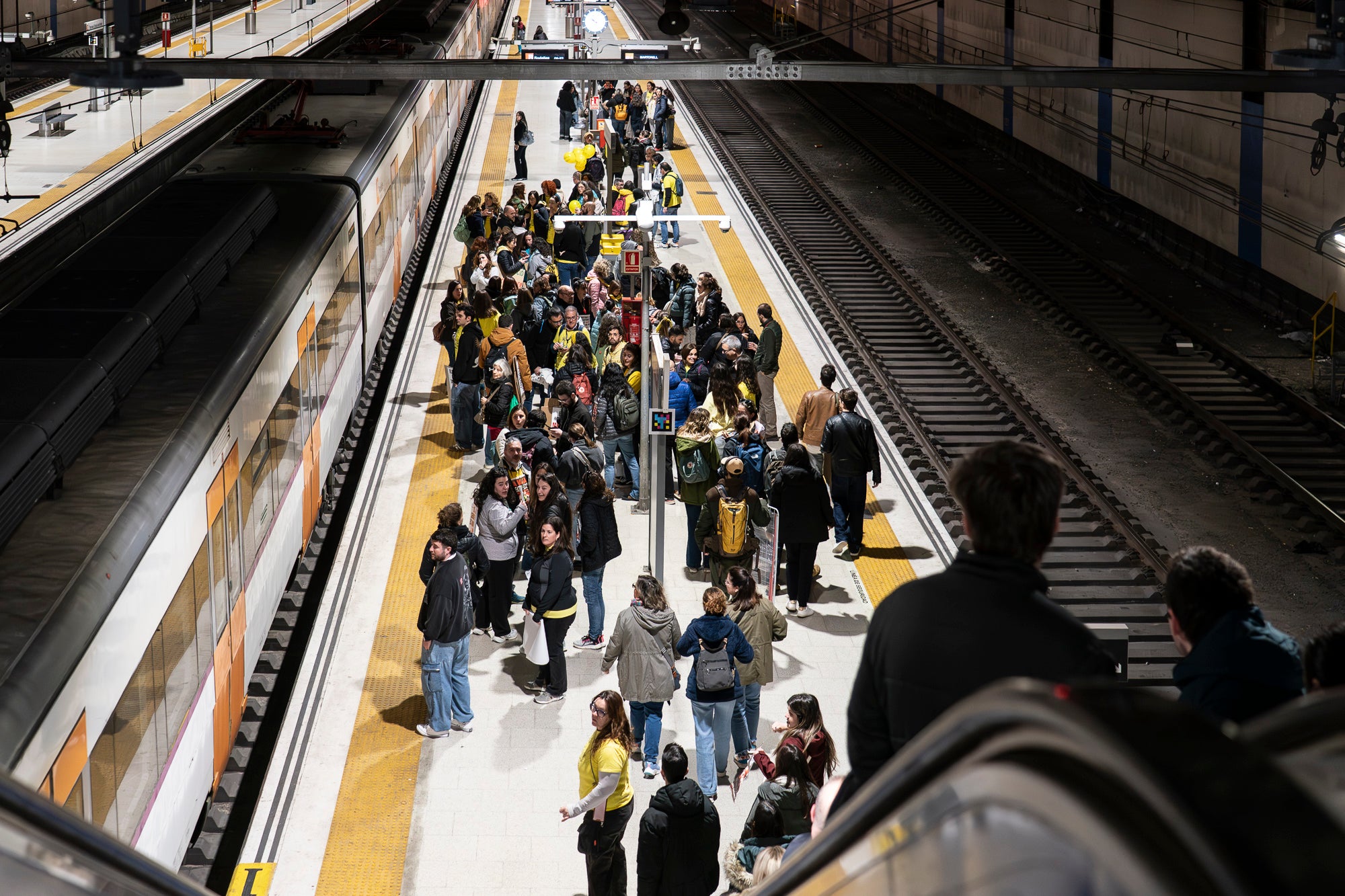 Centenars de docents han sortit als carrers de Terrassa aquest matí per demanar més recursos a l'educació catalana. Aquesta és la quarta jornada de vagues del col·lectiu aquesta setmana, i aquest dijous ha estat el torn dels docents del Vallès, el Maresme i les comarques gironines. A la nostra ciutat, els manifestants s'han agrupat en tres columnes que han sortit des del monument Dona Treballadora, el passeig de 22 Juliol i l'estació d'autobusos. Totes elles s'han unit a l'estació del Nord, des d'on han agafat un tren per anar a Sabadell i continuar la manifestació davant l'edifici dels Serveis Territorials (SSTT). Les mobilitzacions a Terrassa han provocat afectacions al servei d'autobusos, que s'ha vist temporalment paralitzat pel pas dels manifestants | Mireia Comas