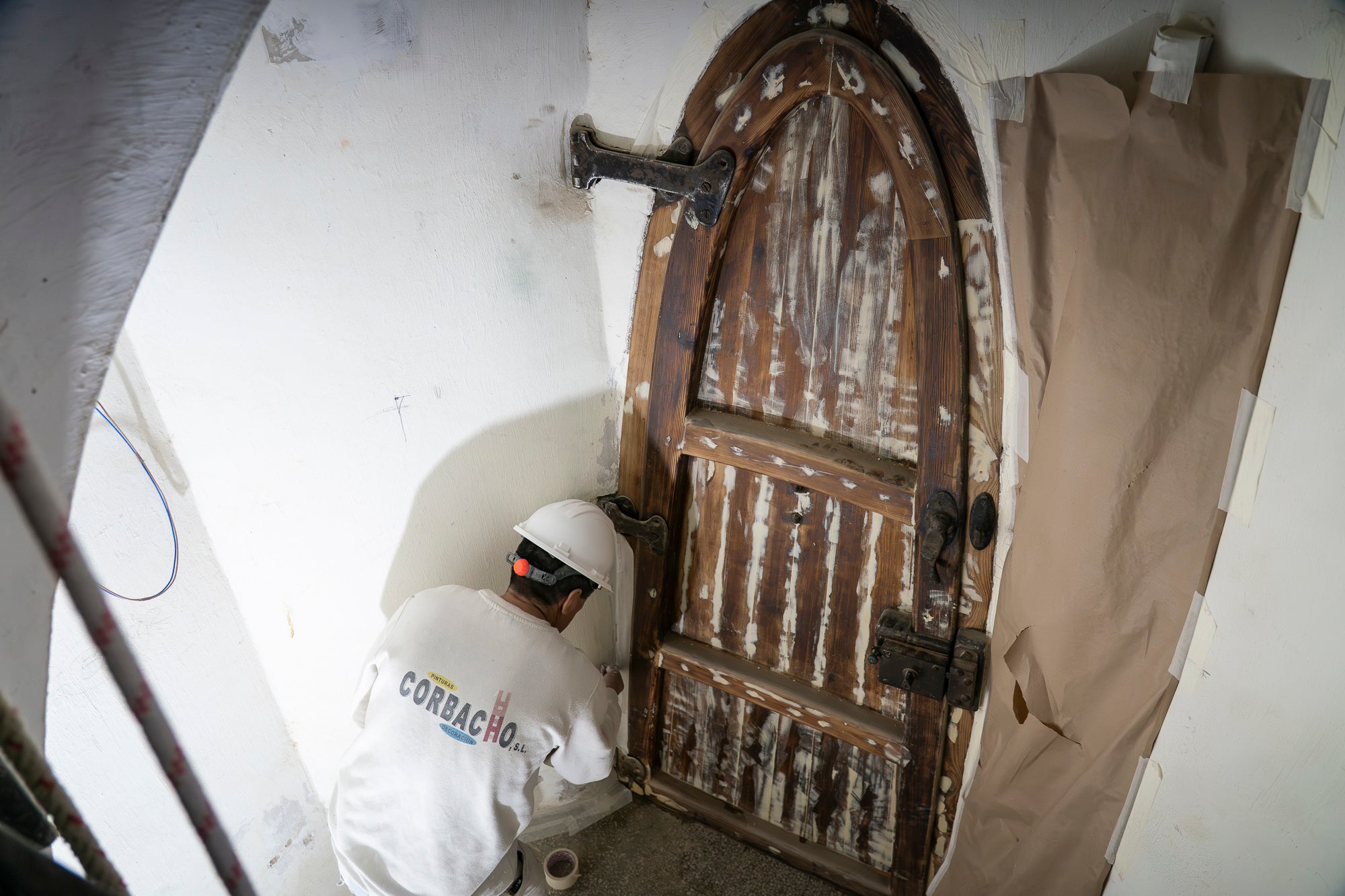 Visita a les obres del projecte de rehabilitació de la Masia Freixa. Els treballs han de finalitzar el pròxim 31 de maig, i han comptat amb una inversió d’1,8 milions d’euros provinents dels Next Generation. Els tècnics i operaris treballen a contrarellotge per complir el termini. Fusteria, paviments, calefacció o pintura són algunes de les tasques que encara tenen per endavant. 