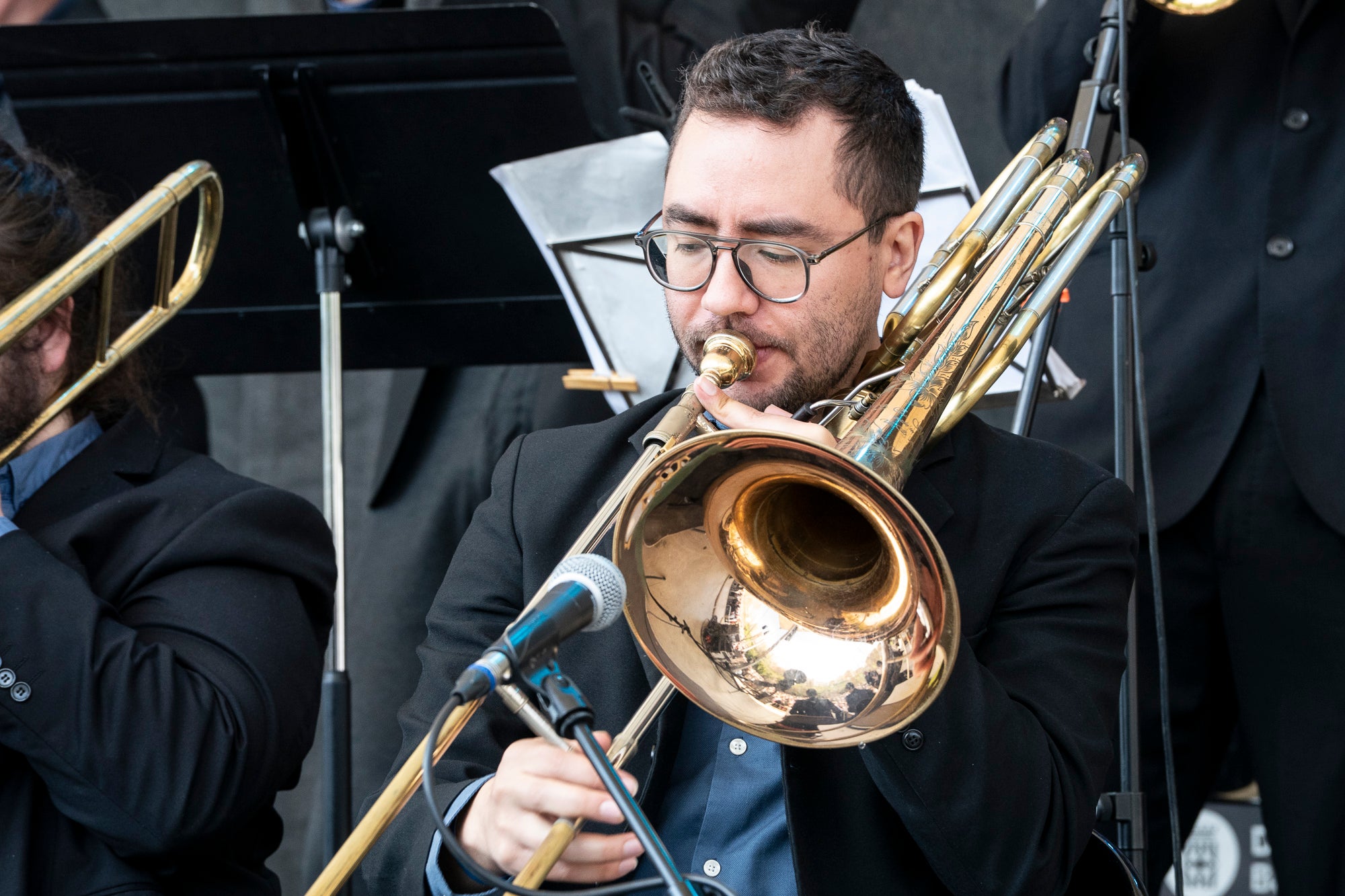 Aquest diumenge ha tingut lloc una de les cites més emblemàtiques i participatives del Festival de Jazz Terrassa: el Pícnic Jazz. La zona del Torrent de la Font d’en Sagrera, al sud del parc, ha acollit una jornada de música en directe, gastronomia i activitats lúdiques en un ambient festiu i familiar. A més del Pícnic Xics, a l’escenari principal hem tingut els concerts de la Fredi’s Jazz Band, i la veu magnètica de Sara Dowling amb Ignasi Terraza Trio. I a la tarda, Against The Blues i Dani Nel·lo.