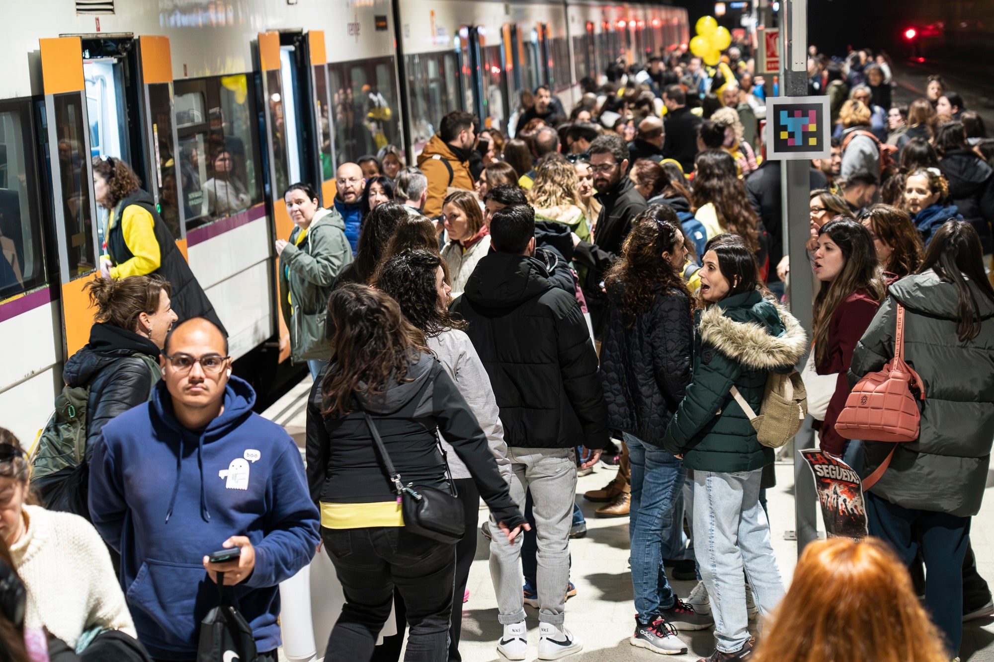Centenars de docents han sortit als carrers de Terrassa aquest matí per demanar més recursos a l'educació catalana. Aquesta és la quarta jornada de vagues del col·lectiu aquesta setmana, i aquest dijous ha estat el torn dels docents del Vallès, el Maresme i les comarques gironines. A la nostra ciutat, els manifestants s'han agrupat en tres columnes que han sortit des del monument Dona Treballadora, el passeig de 22 Juliol i l'estació d'autobusos. Totes elles s'han unit a l'estació del Nord, des d'on han agafat un tren per anar a Sabadell i continuar la manifestació davant l'edifici dels Serveis Territorials (SSTT). Les mobilitzacions a Terrassa han provocat afectacions al servei d'autobusos, que s'ha vist temporalment paralitzat pel pas dels manifestants | Mireia Comas