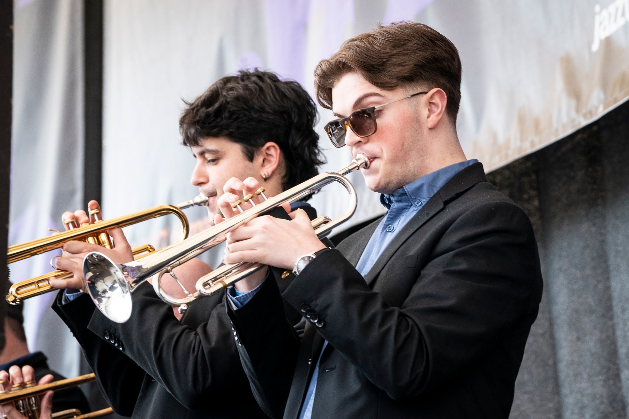 Aquest diumenge ha tingut lloc una de les cites més emblemàtiques i participatives del Festival de Jazz Terrassa: el Pícnic Jazz. La zona del Torrent de la Font d’en Sagrera, al sud del parc, ha acollit una jornada de música en directe, gastronomia i activitats lúdiques en un ambient festiu i familiar. A més del Pícnic Xics, a l’escenari principal hem tingut els concerts de la Fredi’s Jazz Band, i la veu magnètica de Sara Dowling amb Ignasi Terraza Trio. I a la tarda, Against The Blues i Dani Nel·lo.