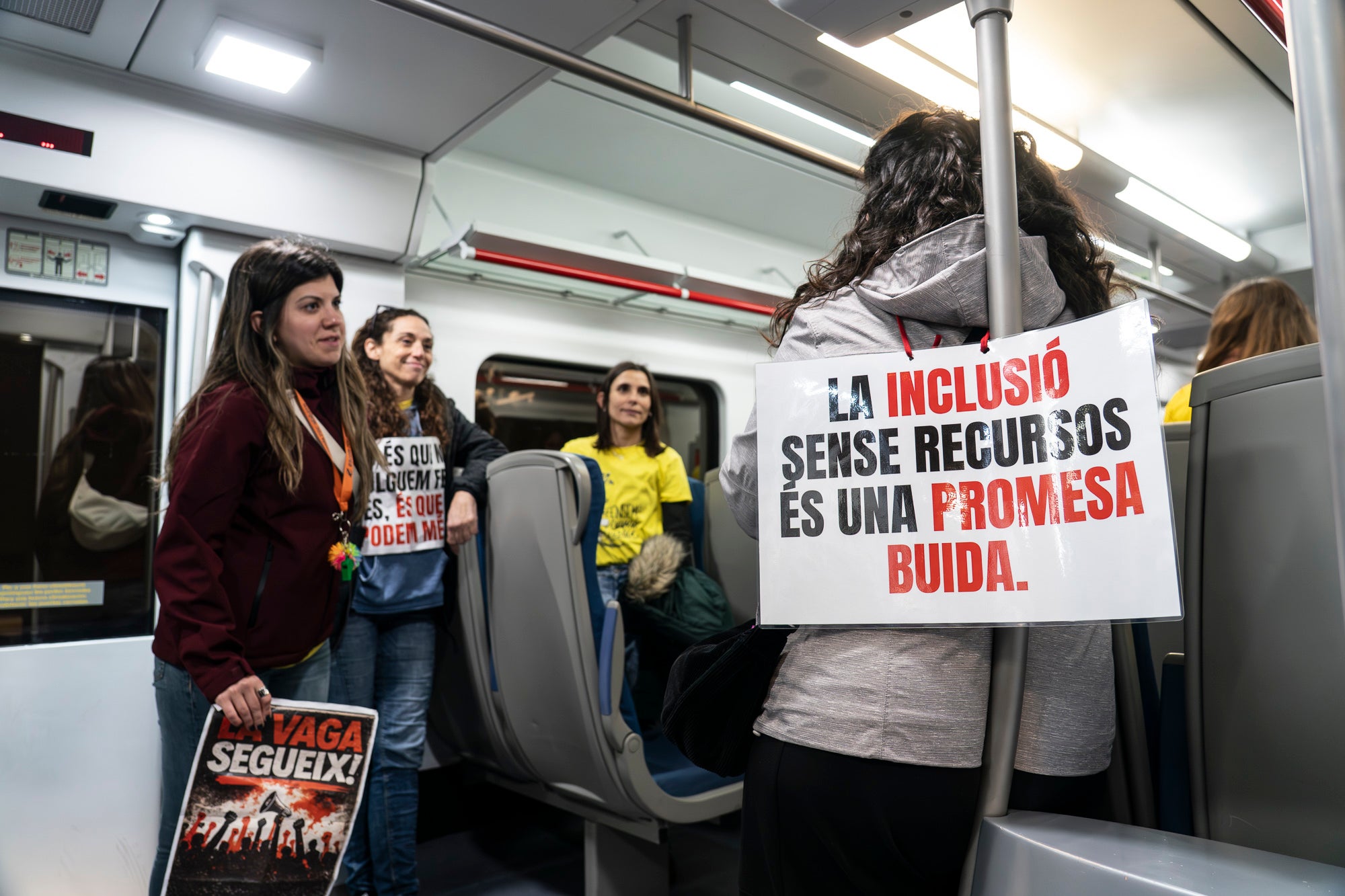 Centenars de docents han sortit als carrers de Terrassa aquest matí per demanar més recursos a l'educació catalana. Aquesta és la quarta jornada de vagues del col·lectiu aquesta setmana, i aquest dijous ha estat el torn dels docents del Vallès, el Maresme i les comarques gironines. A la nostra ciutat, els manifestants s'han agrupat en tres columnes que han sortit des del monument Dona Treballadora, el passeig de 22 Juliol i l'estació d'autobusos. Totes elles s'han unit a l'estació del Nord, des d'on han agafat un tren per anar a Sabadell i continuar la manifestació davant l'edifici dels Serveis Territorials (SSTT). Les mobilitzacions a Terrassa han provocat afectacions al servei d'autobusos, que s'ha vist temporalment paralitzat pel pas dels manifestants | Mireia Comas