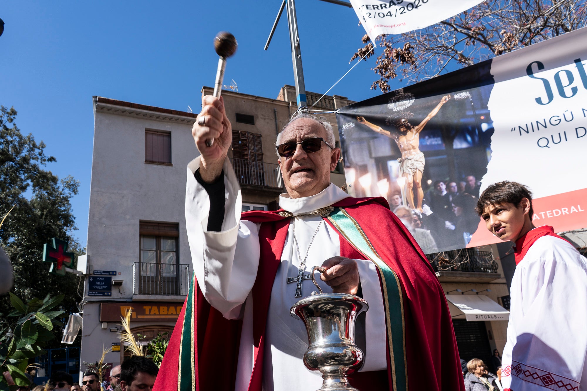 Un any més, el Diumenge de Rams ha estat el moment de la benedicció de les palmes aquest migdia per part del bisbe de Terrassa, Salvador Cristau, que ha pronunciat unes paraules acompanyat del seu seguici en una plaça Vella ben plena en un dia assolellat. Després, s'ha dirigit a la catedral del Sant Esperit on s'ha celebrat la missa que dona pas a la resta de la Setmana Santa | Mireia Comas