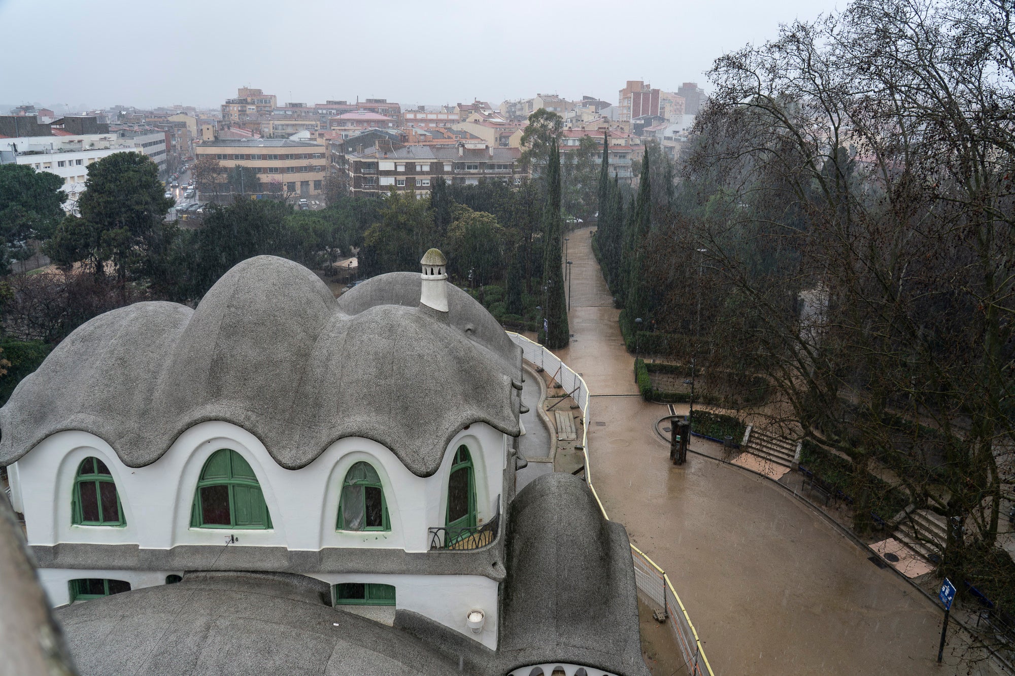 Visita a les obres del projecte de rehabilitació de la Masia Freixa. Els treballs han de finalitzar el pròxim 31 de maig, i han comptat amb una inversió d’1,8 milions d’euros provinents dels Next Generation. Els tècnics i operaris treballen a contrarellotge per complir el termini. Fusteria, paviments, calefacció o pintura són algunes de les tasques que encara tenen per endavant. 