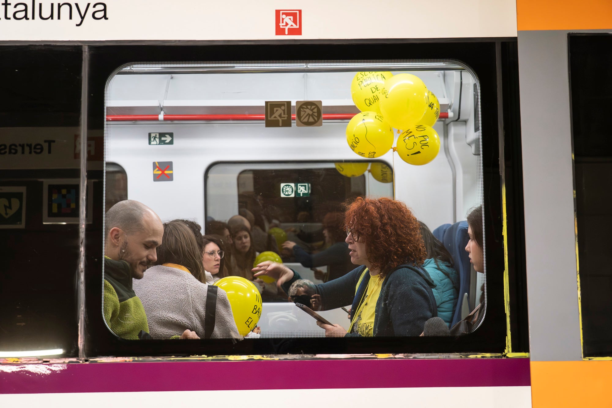 Centenars de docents han sortit als carrers de Terrassa aquest matí per demanar més recursos a l'educació catalana. Aquesta és la quarta jornada de vagues del col·lectiu aquesta setmana, i aquest dijous ha estat el torn dels docents del Vallès, el Maresme i les comarques gironines. A la nostra ciutat, els manifestants s'han agrupat en tres columnes que han sortit des del monument Dona Treballadora, el passeig de 22 Juliol i l'estació d'autobusos. Totes elles s'han unit a l'estació del Nord, des d'on han agafat un tren per anar a Sabadell i continuar la manifestació davant l'edifici dels Serveis Territorials (SSTT). Les mobilitzacions a Terrassa han provocat afectacions al servei d'autobusos, que s'ha vist temporalment paralitzat pel pas dels manifestants | Mireia Comas