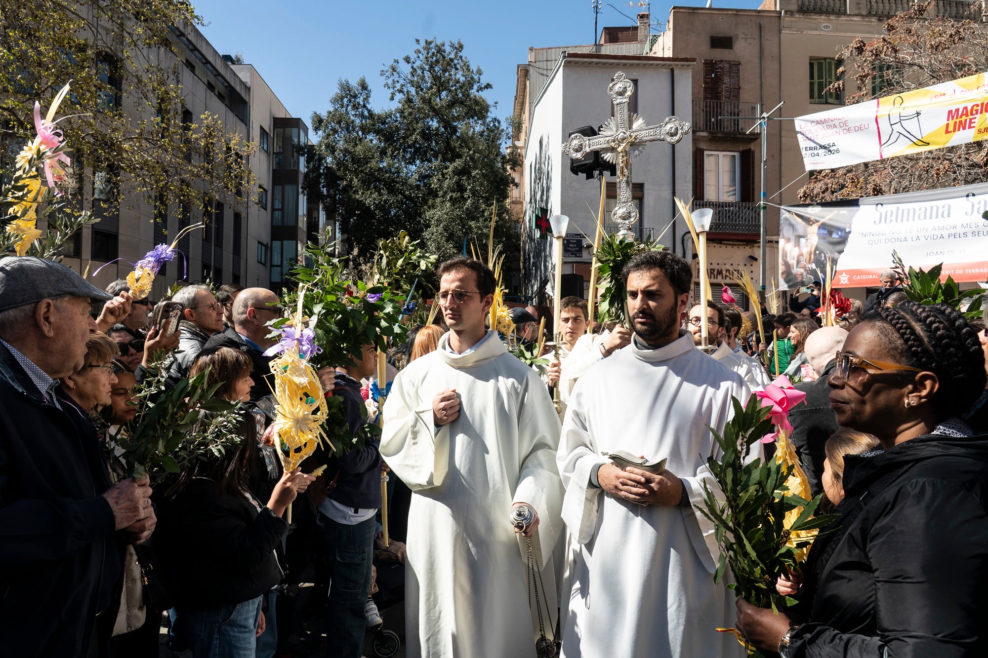 Un any més, el Diumenge de Rams ha estat el moment de la benedicció de les palmes aquest migdia per part del bisbe de Terrassa, Salvador Cristau, que ha pronunciat unes paraules acompanyat del seu seguici en una plaça Vella ben plena en un dia assolellat. Després, s'ha dirigit a la catedral del Sant Esperit on s'ha celebrat la missa que dona pas a la resta de la Setmana Santa | Mireia Comas