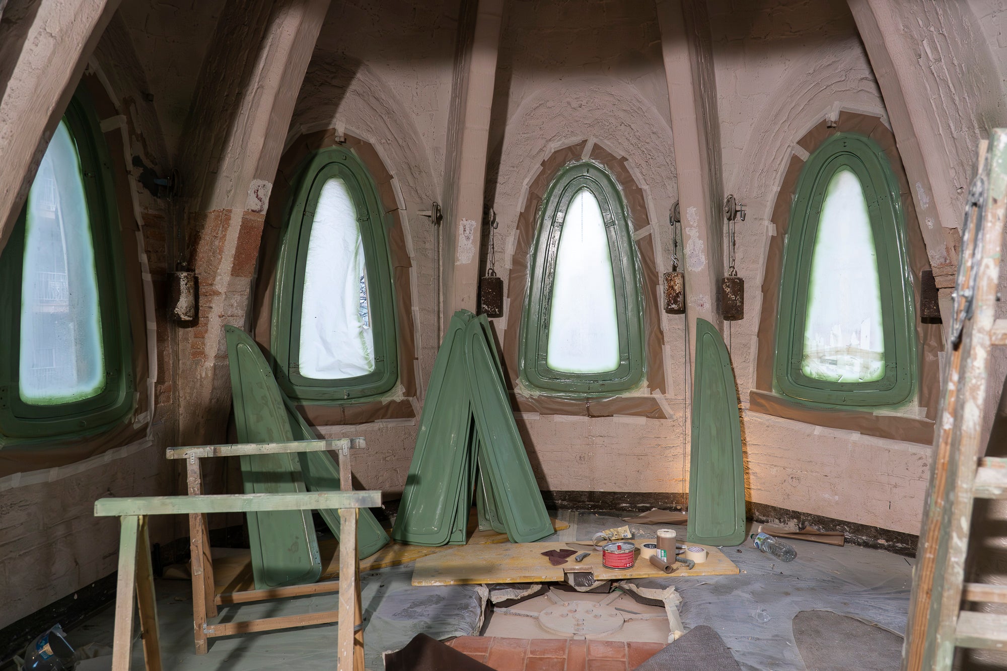 Visita a les obres del projecte de rehabilitació de la Masia Freixa. Els treballs han de finalitzar el pròxim 31 de maig, i han comptat amb una inversió d’1,8 milions d’euros provinents dels Next Generation. Els tècnics i operaris treballen a contrarellotge per complir el termini. Fusteria, paviments, calefacció o pintura són algunes de les tasques que encara tenen per endavant. 