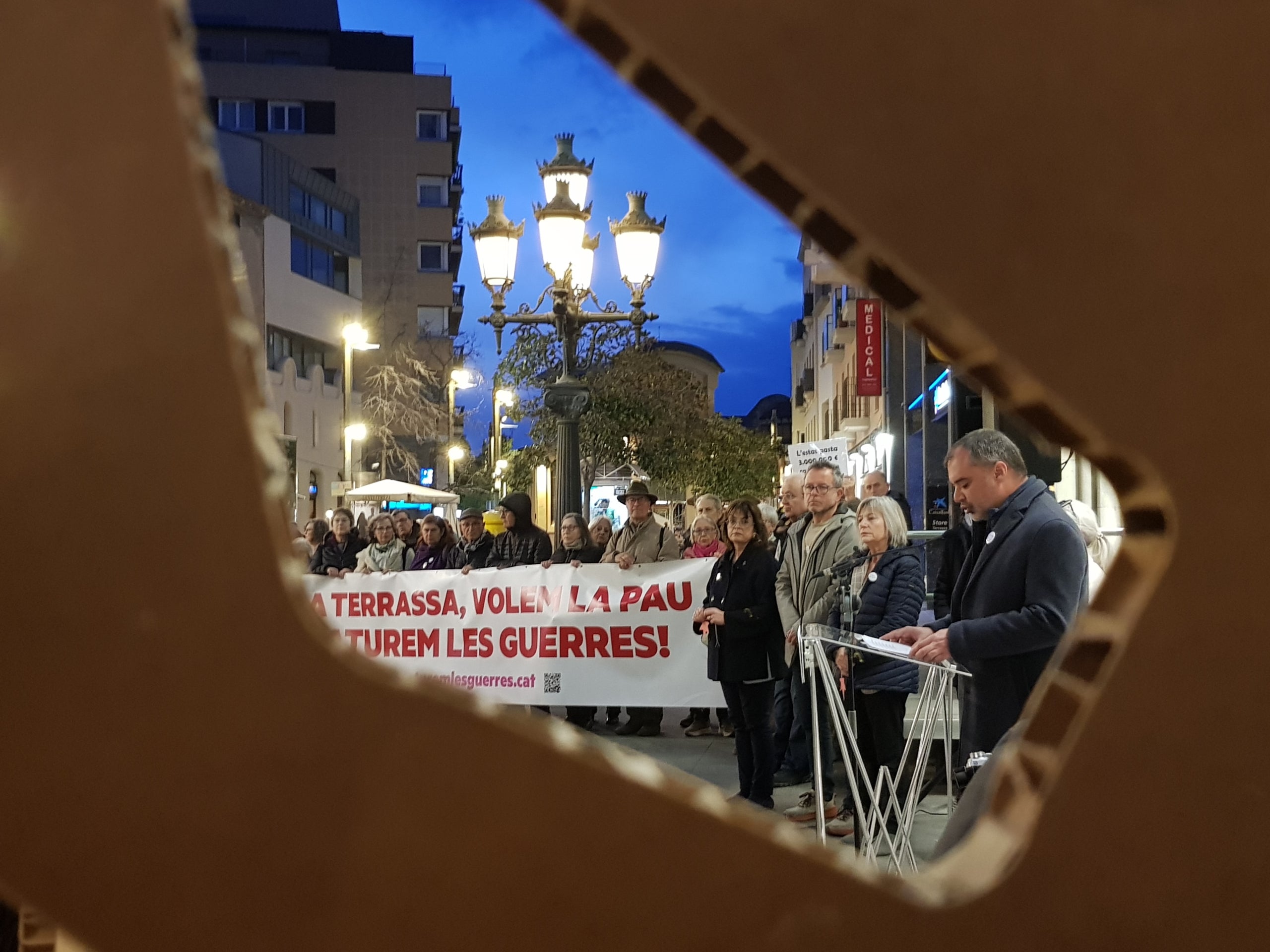 L'alcalde Jordi Ballart amb els autoritats municipals en l'acte de Terrassa alça la veu per la Pau | Lluïsa Tarrida