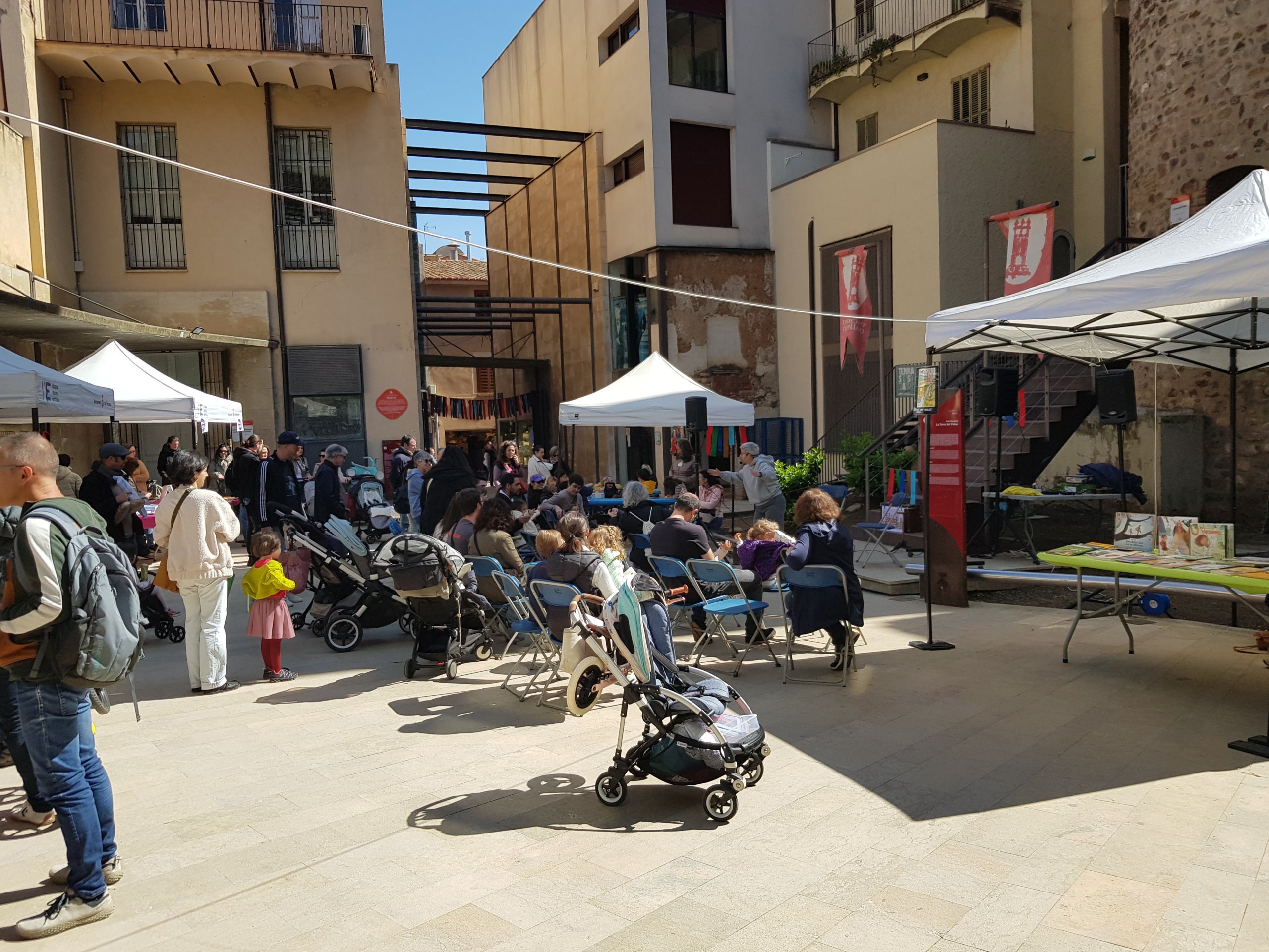 Aquest dissabte ha tingut lloc la 6a edició de L'Enfila't - Fira dels Contes de Terrassa. Durant tot el dia, la Torre del Palau ha acollit estands d’editorials i llibreries que han mostrat les darreres novetats en el gènere (sense oblidar els clàssics), els menuts han pogut participar en tallers i s’han pogut escoltar narracions de contes. Enguany el convidat ha estat l’autor Pep Molist. L’acte està impulsat per l’associació Vet Aquí Que i l’Associació Cultural pel Foment de la Narració Oral.