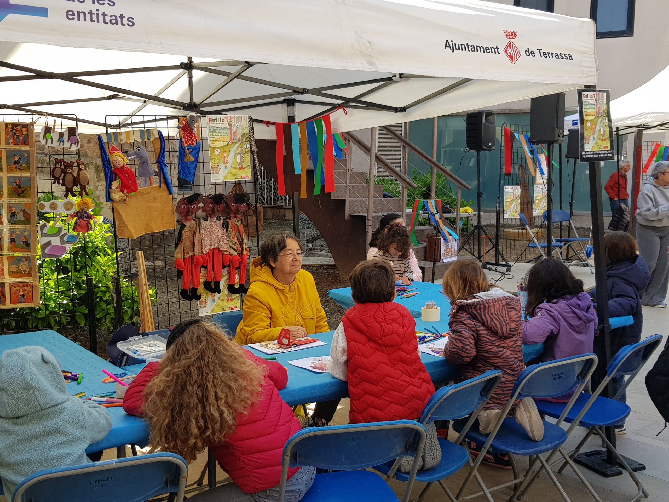 Aquest dissabte ha tingut lloc la 6a edició de L'Enfila't - Fira dels Contes de Terrassa. Durant tot el dia, la Torre del Palau ha acollit estands d’editorials i llibreries que han mostrat les darreres novetats en el gènere (sense oblidar els clàssics), els menuts han pogut participar en tallers i s’han pogut escoltar narracions de contes. Enguany el convidat ha estat l’autor Pep Molist. L’acte està impulsat per l’associació Vet Aquí Que i l’Associació Cultural pel Foment de la Narració Oral.