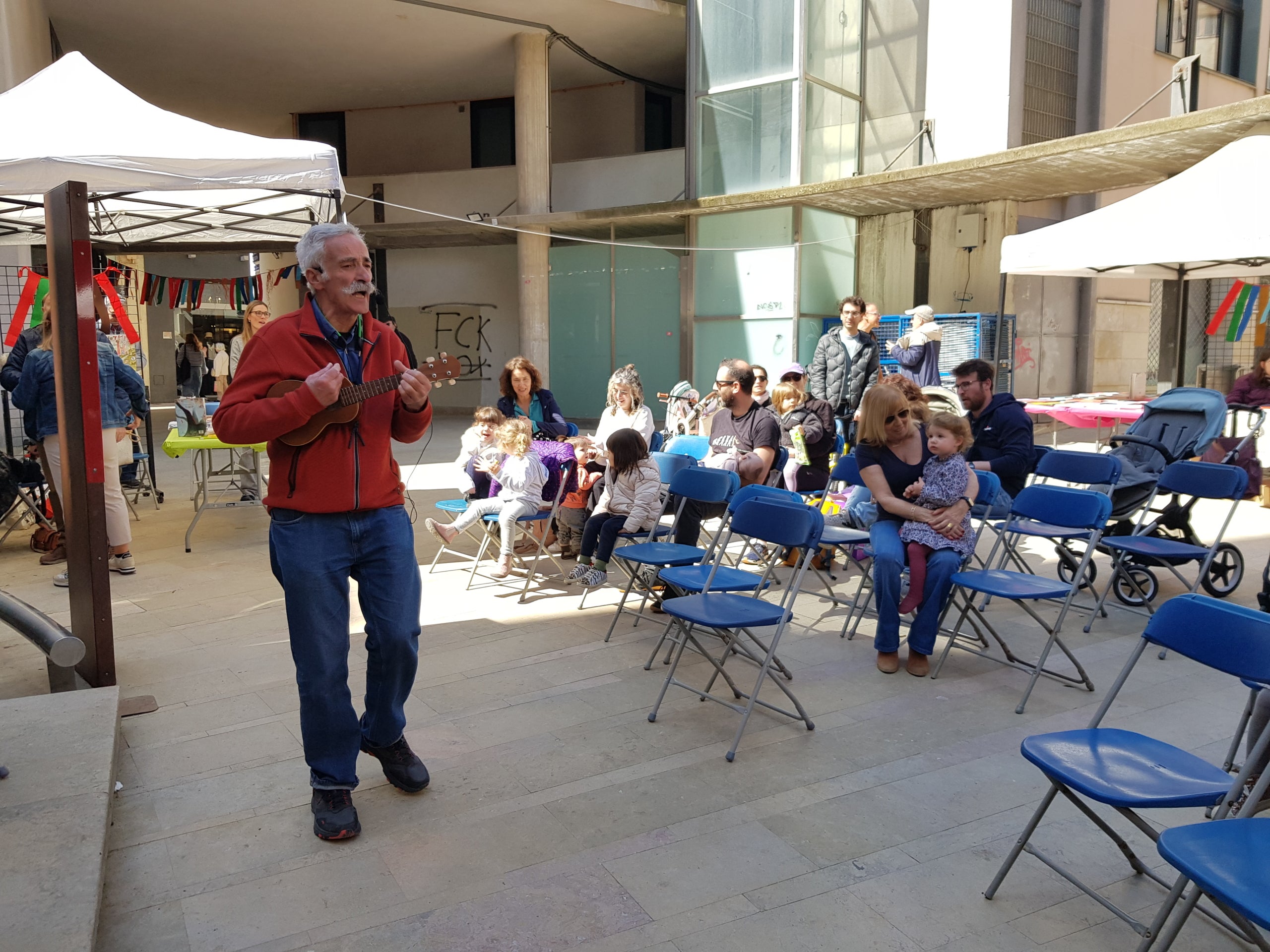 Aquest dissabte ha tingut lloc la 6a edició de L'Enfila't - Fira dels Contes de Terrassa. Durant tot el dia, la Torre del Palau ha acollit estands d’editorials i llibreries que han mostrat les darreres novetats en el gènere (sense oblidar els clàssics), els menuts han pogut participar en tallers i s’han pogut escoltar narracions de contes. Enguany el convidat ha estat l’autor Pep Molist. L’acte està impulsat per l’associació Vet Aquí Que i l’Associació Cultural pel Foment de la Narració Oral.