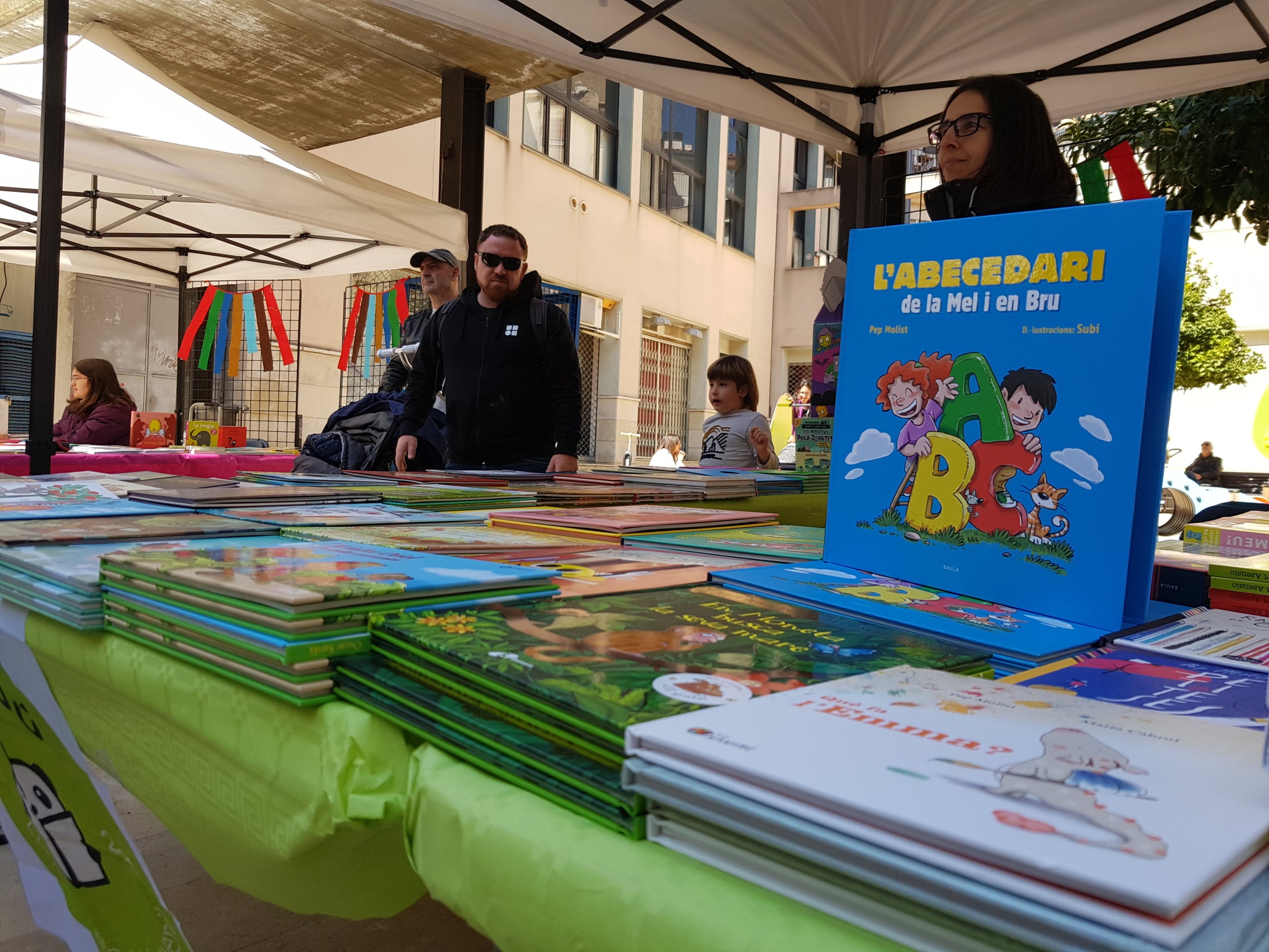 Aquest dissabte ha tingut lloc la 6a edició de L'Enfila't - Fira dels Contes de Terrassa. Durant tot el dia, la Torre del Palau ha acollit estands d’editorials i llibreries que han mostrat les darreres novetats en el gènere (sense oblidar els clàssics), els menuts han pogut participar en tallers i s’han pogut escoltar narracions de contes. Enguany el convidat ha estat l’autor Pep Molist. L’acte està impulsat per l’associació Vet Aquí Que i l’Associació Cultural pel Foment de la Narració Oral.