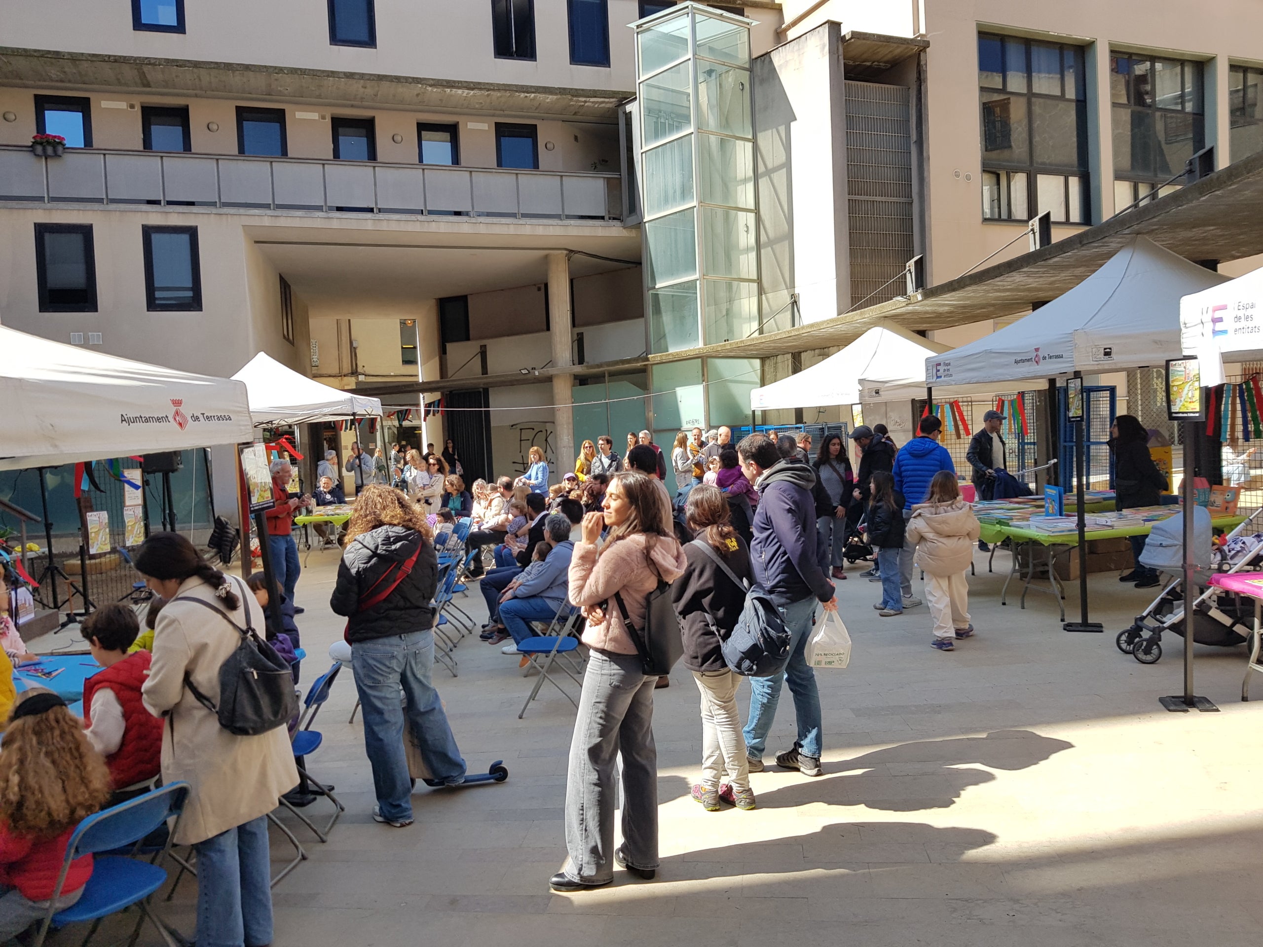 Aquest dissabte ha tingut lloc la 6a edició de L'Enfila't - Fira dels Contes de Terrassa. Durant tot el dia, la Torre del Palau ha acollit estands d’editorials i llibreries que han mostrat les darreres novetats en el gènere (sense oblidar els clàssics), els menuts han pogut participar en tallers i s’han pogut escoltar narracions de contes. Enguany el convidat ha estat l’autor Pep Molist. L’acte està impulsat per l’associació Vet Aquí Que i l’Associació Cultural pel Foment de la Narració Oral.