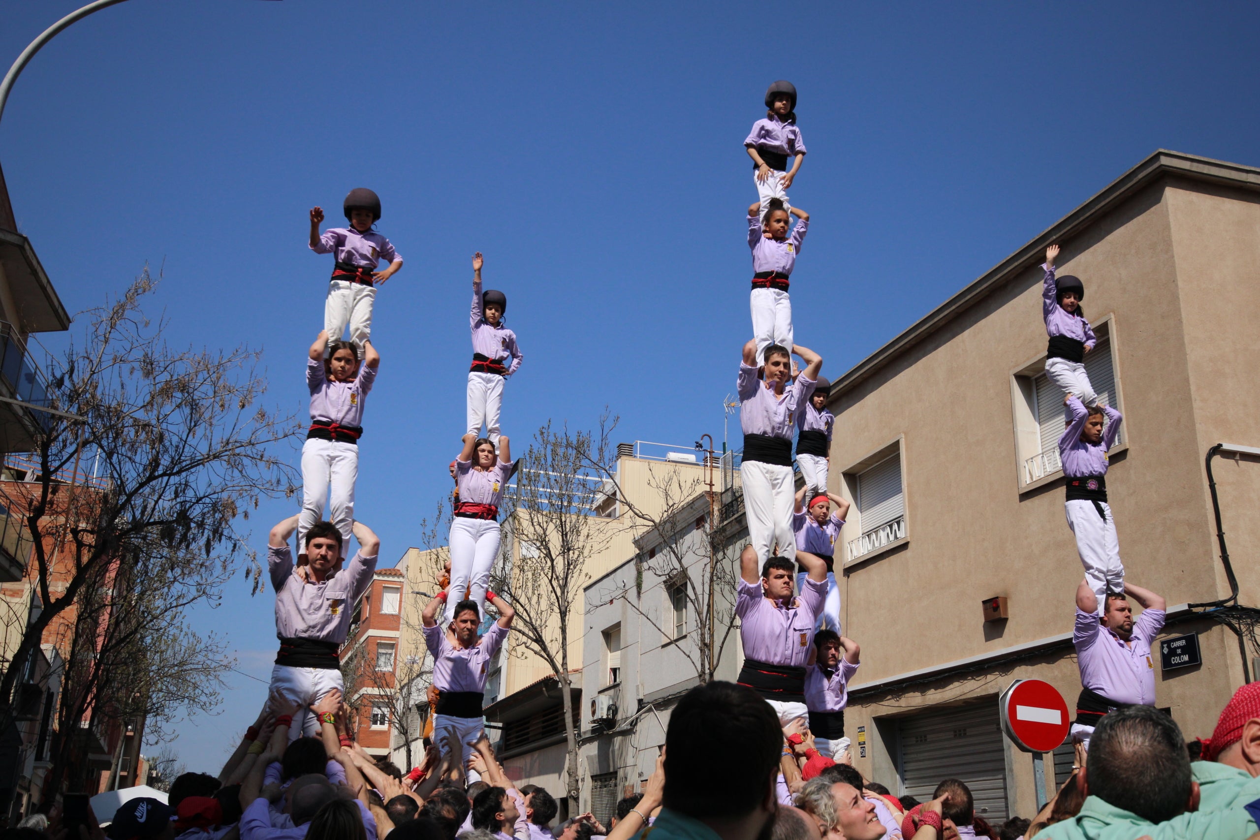 Els Minyons de Terrassa van actuar aquest passat diumenge, 22 de març, a la Festa Major del barri de Can Palet de Terrassa. Durant l'actuació, els malves van estrenar els primers castells de vuit de la temporada. Després de dos pilars de 4, la colla castellera van carregar un castell de 3 de 8 i un de 4 de 8. Els malves van tancar la jornada amb un pilar de 5 i 4 pilars de 4 simultanis. La pròxima actuació dels Minyons serà aquest diumenge, 29 de març, a les 12 del migdia a la festa de Diumenge de Rams de Manresa | Cedides