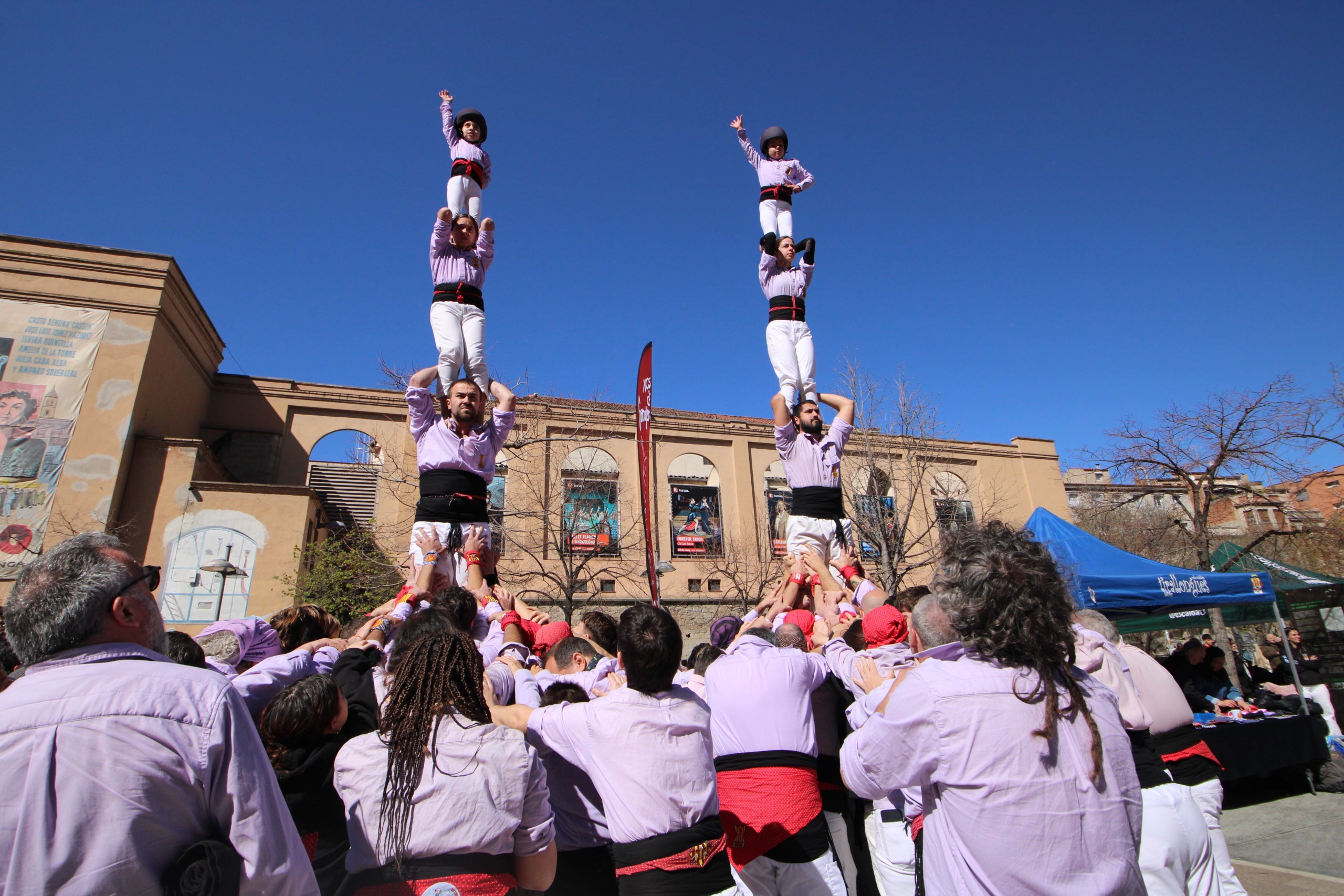 Els Minyons de Terrassa han actuat aquest diumenge al migdia a l’actuació de Rams de Manresa. Els malves han aprofitat aquesta actuació per seguir rodant els castells de 7. Després de dos pilars de 4 han obert l’actuació amb el 3 de 7, a segona ronda han afrontat el 4 de 7 i han tancat les rondes de castells amb el 5 de 7. Han tancat l’actuació amb el vano de 5. La propera actuació dels Minyons serà dissabte 11 d’abril a les 6 de la tarda a Terrassa en motiu de la festa de la Culturassa.