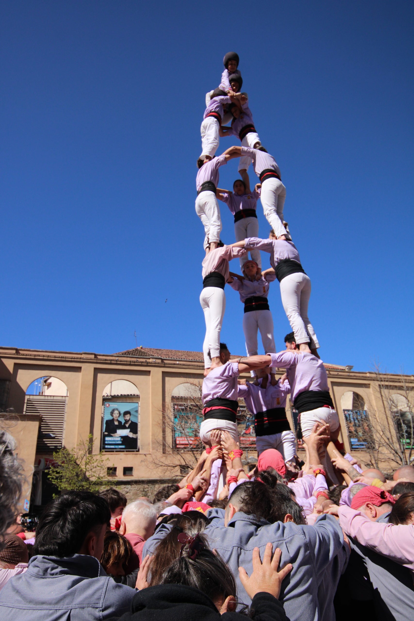 Els Minyons de Terrassa han actuat aquest diumenge al migdia a l’actuació de Rams de Manresa. Els malves han aprofitat aquesta actuació per seguir rodant els castells de 7. Després de dos pilars de 4 han obert l’actuació amb el 3 de 7, a segona ronda han afrontat el 4 de 7 i han tancat les rondes de castells amb el 5 de 7. Han tancat l’actuació amb el vano de 5. La propera actuació dels Minyons serà dissabte 11 d’abril a les 6 de la tarda a Terrassa en motiu de la festa de la Culturassa.