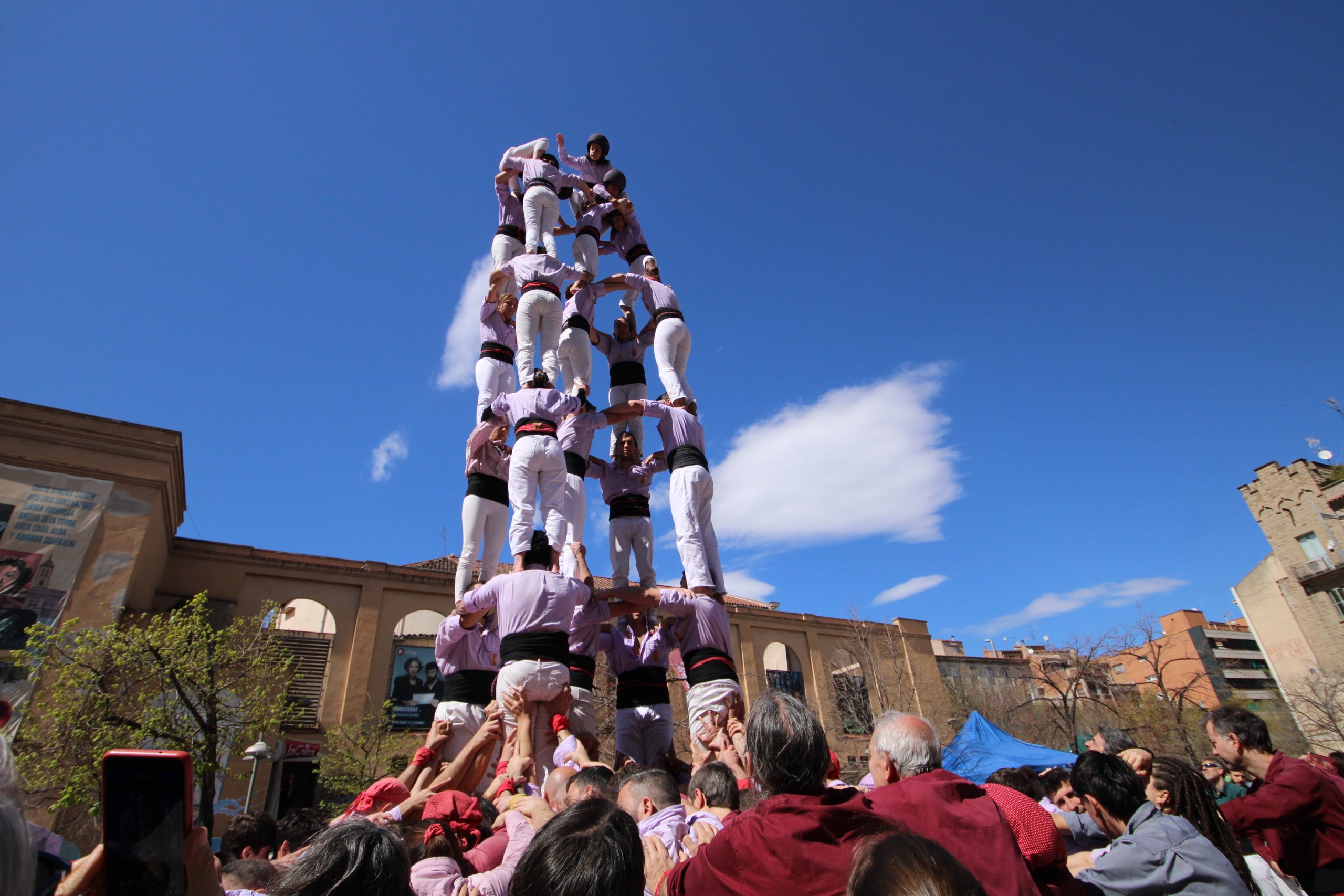 Els Minyons de Terrassa han actuat aquest diumenge al migdia a l’actuació de Rams de Manresa. Els malves han aprofitat aquesta actuació per seguir rodant els castells de 7. Després de dos pilars de 4 han obert l’actuació amb el 3 de 7, a segona ronda han afrontat el 4 de 7 i han tancat les rondes de castells amb el 5 de 7. Han tancat l’actuació amb el vano de 5. La propera actuació dels Minyons serà dissabte 11 d’abril a les 6 de la tarda a Terrassa en motiu de la festa de la Culturassa.