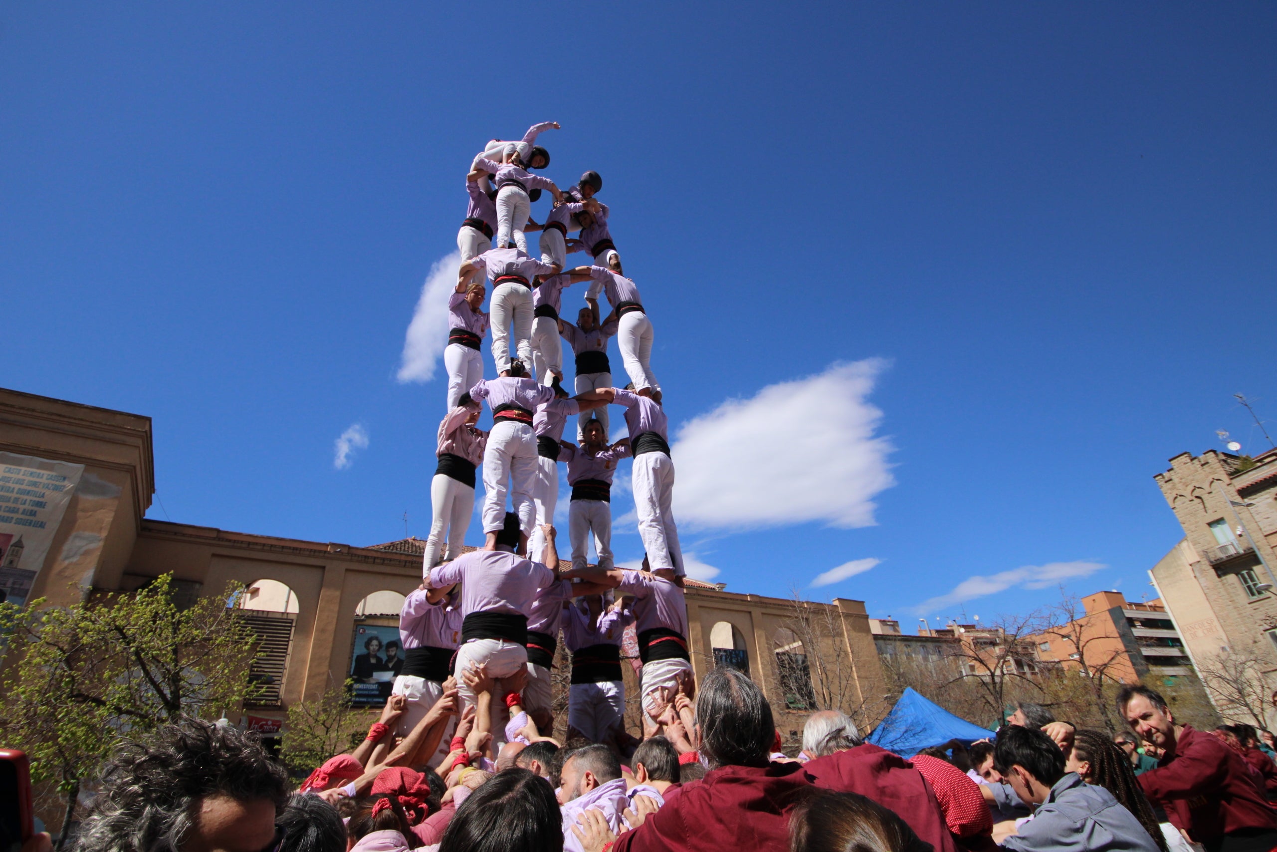 Els Minyons de Terrassa han actuat aquest diumenge al migdia a l’actuació de Rams de Manresa. Els malves han aprofitat aquesta actuació per seguir rodant els castells de 7. Després de dos pilars de 4 han obert l’actuació amb el 3 de 7, a segona ronda han afrontat el 4 de 7 i han tancat les rondes de castells amb el 5 de 7. Han tancat l’actuació amb el vano de 5. La propera actuació dels Minyons serà dissabte 11 d’abril a les 6 de la tarda a Terrassa en motiu de la festa de la Culturassa.