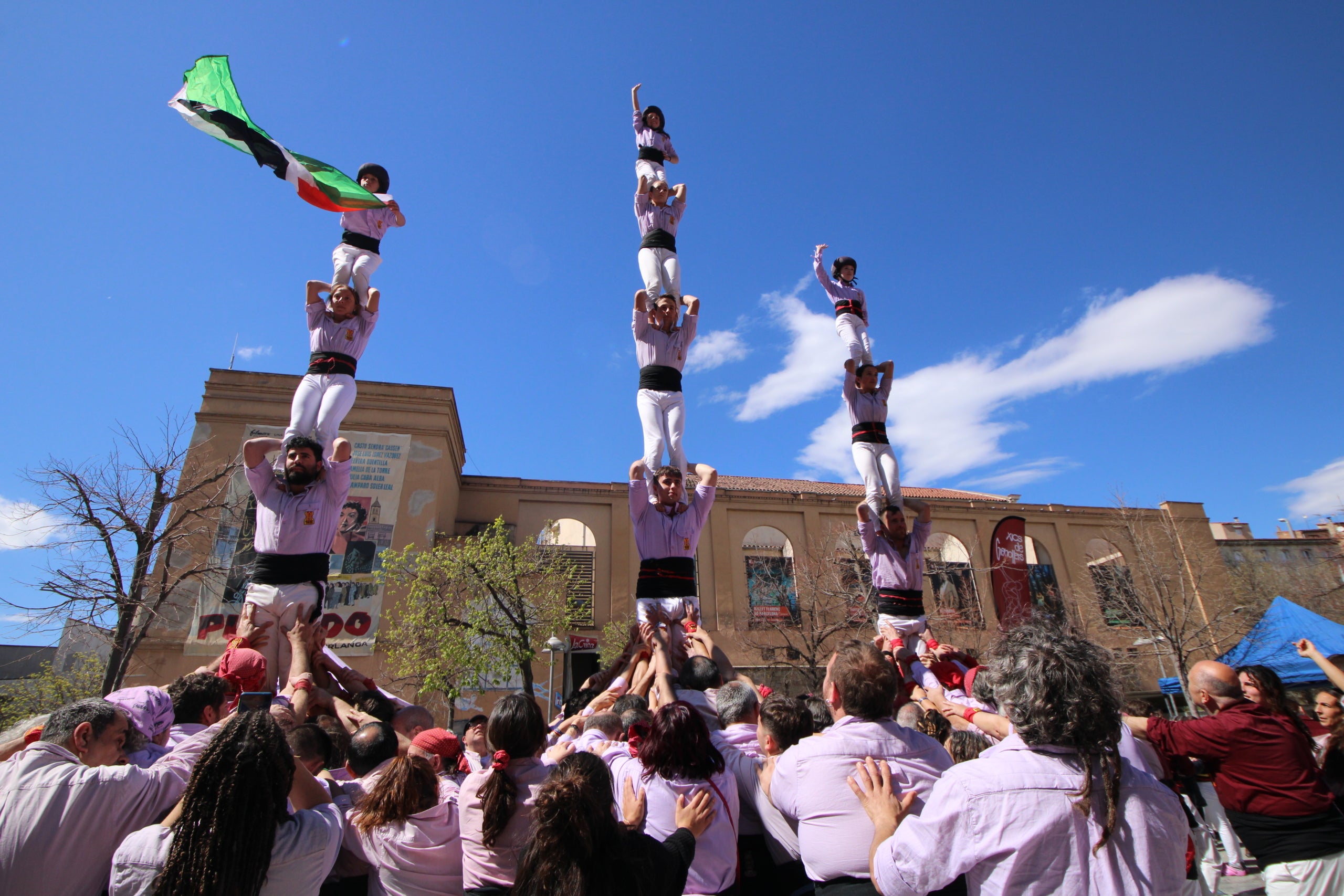 Els Minyons de Terrassa han actuat aquest diumenge al migdia a l’actuació de Rams de Manresa. Els malves han aprofitat aquesta actuació per seguir rodant els castells de 7. Després de dos pilars de 4 han obert l’actuació amb el 3 de 7, a segona ronda han afrontat el 4 de 7 i han tancat les rondes de castells amb el 5 de 7. Han tancat l’actuació amb el vano de 5. La propera actuació dels Minyons serà dissabte 11 d’abril a les 6 de la tarda a Terrassa en motiu de la festa de la Culturassa.