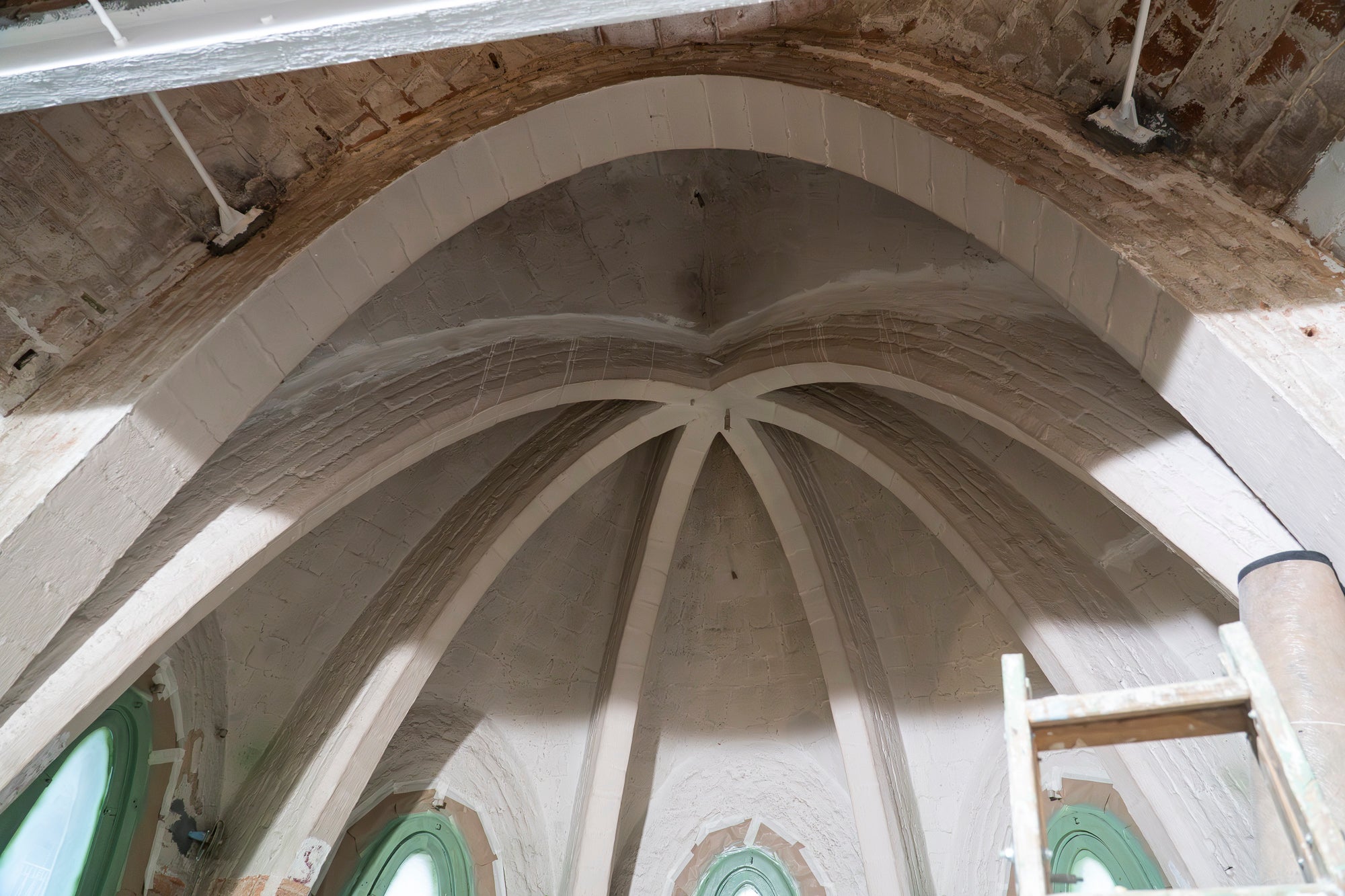 Visita a les obres del projecte de rehabilitació de la Masia Freixa. Els treballs han de finalitzar el pròxim 31 de maig, i han comptat amb una inversió d’1,8 milions d’euros provinents dels Next Generation. Els tècnics i operaris treballen a contrarellotge per complir el termini. Fusteria, paviments, calefacció o pintura són algunes de les tasques que encara tenen per endavant. 