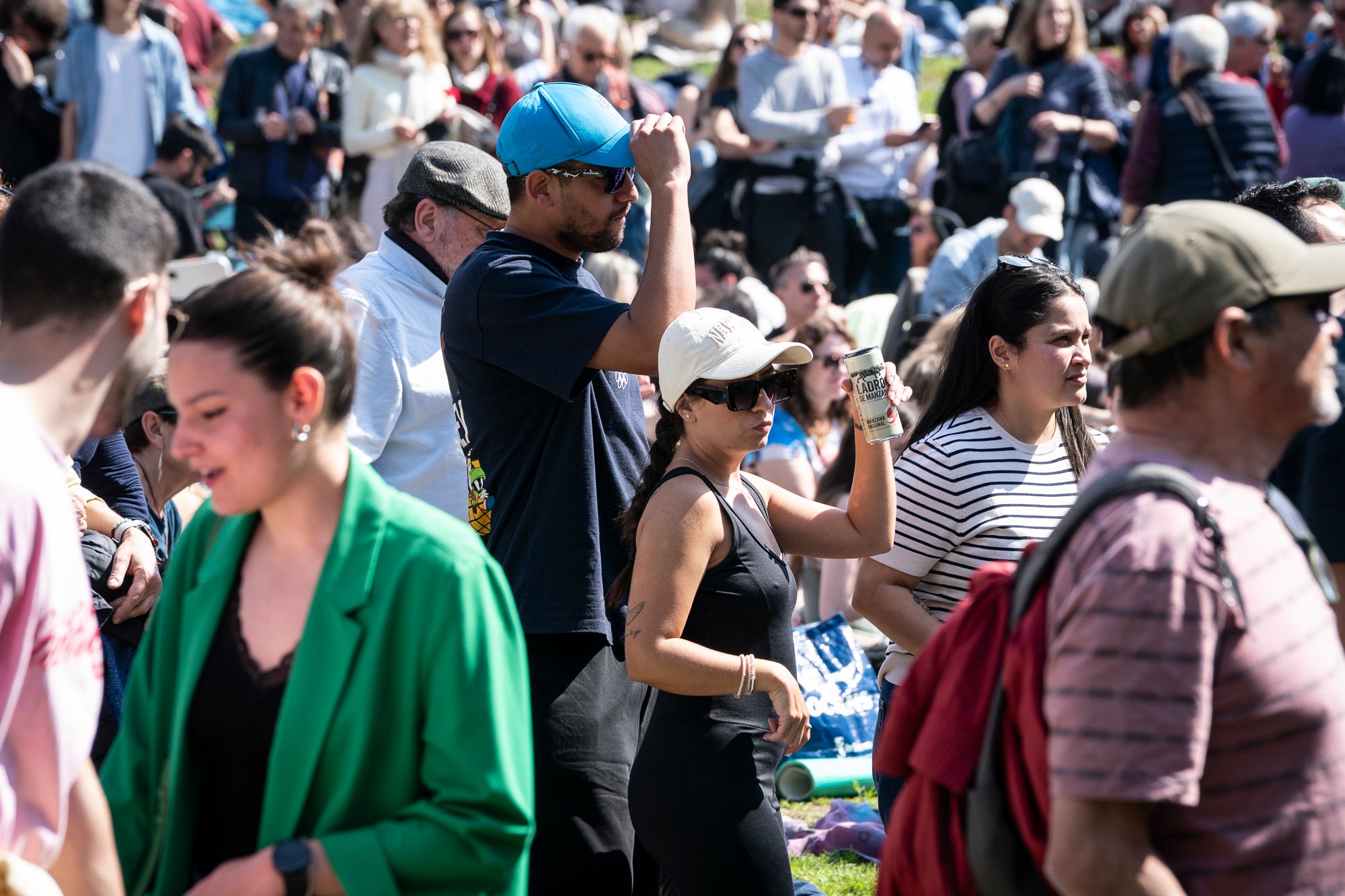 Aquest diumenge ha tingut lloc una de les cites més emblemàtiques i participatives del Festival de Jazz Terrassa: el Pícnic Jazz. La zona del Torrent de la Font d’en Sagrera, al sud del parc, ha acollit una jornada de música en directe, gastronomia i activitats lúdiques en un ambient festiu i familiar. A més del Pícnic Xics, a l’escenari principal hem tingut els concerts de la Fredi’s Jazz Band, i la veu magnètica de Sara Dowling amb Ignasi Terraza Trio. I a la tarda, Against The Blues i Dani Nel·lo.