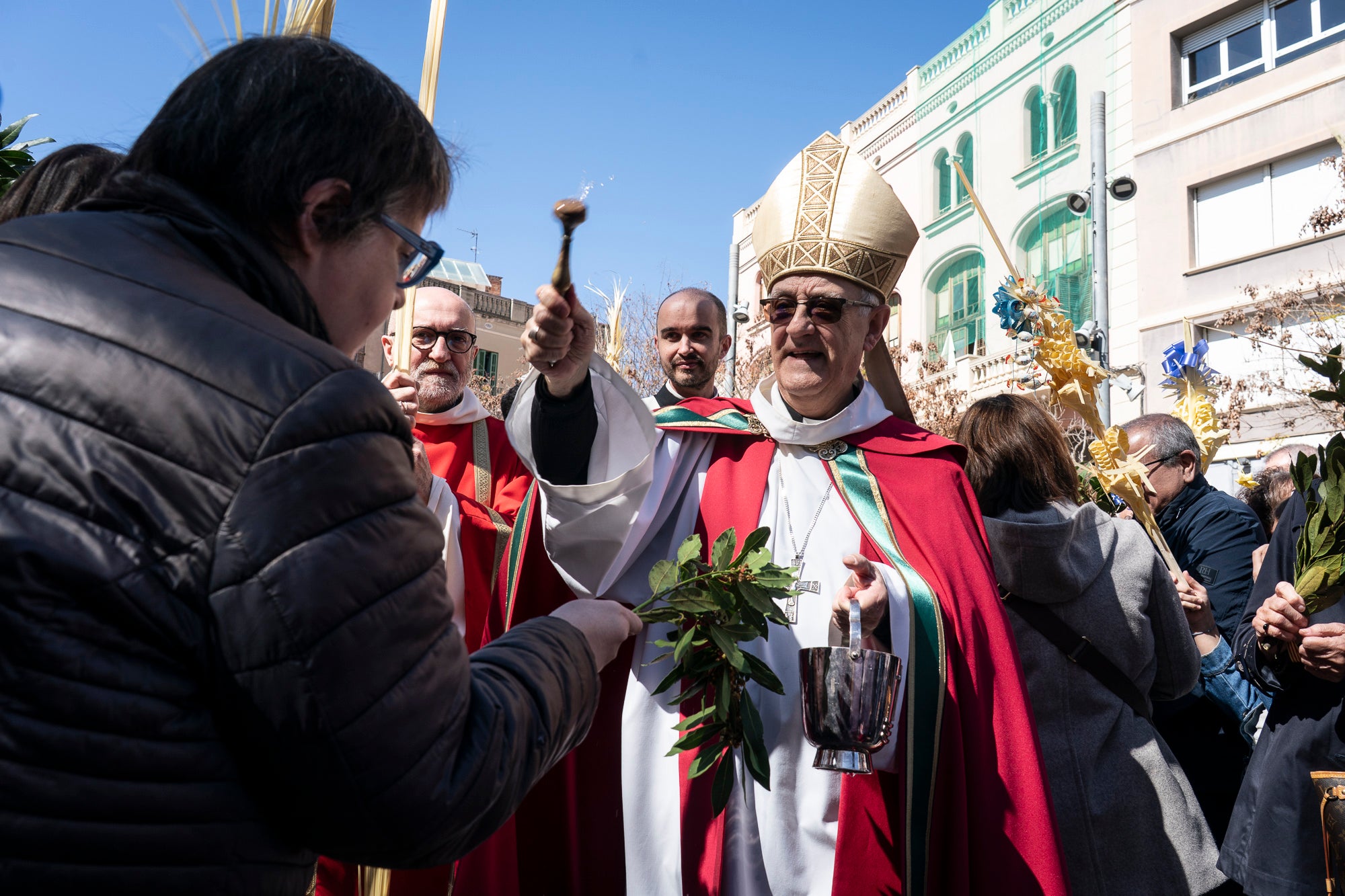 Un any més, el Diumenge de Rams ha estat el moment de la benedicció de les palmes aquest migdia per part del bisbe de Terrassa, Salvador Cristau, que ha pronunciat unes paraules acompanyat del seu seguici en una plaça Vella ben plena en un dia assolellat. Després, s'ha dirigit a la catedral del Sant Esperit on s'ha celebrat la missa que dona pas a la resta de la Setmana Santa | Mireia Comas