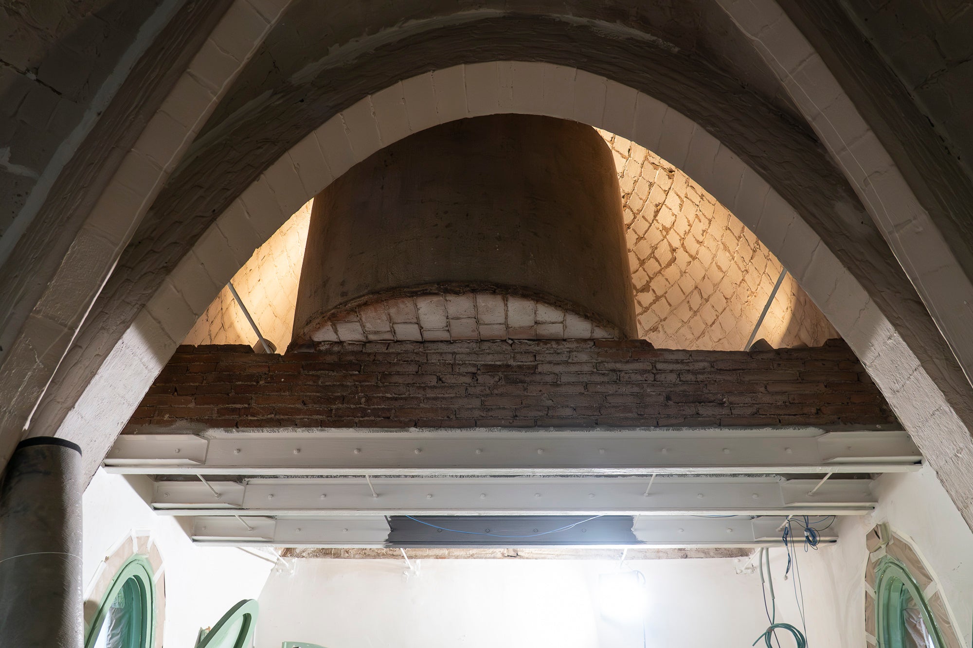 Visita a les obres del projecte de rehabilitació de la Masia Freixa. Els treballs han de finalitzar el pròxim 31 de maig, i han comptat amb una inversió d’1,8 milions d’euros provinents dels Next Generation. Els tècnics i operaris treballen a contrarellotge per complir el termini. Fusteria, paviments, calefacció o pintura són algunes de les tasques que encara tenen per endavant. 