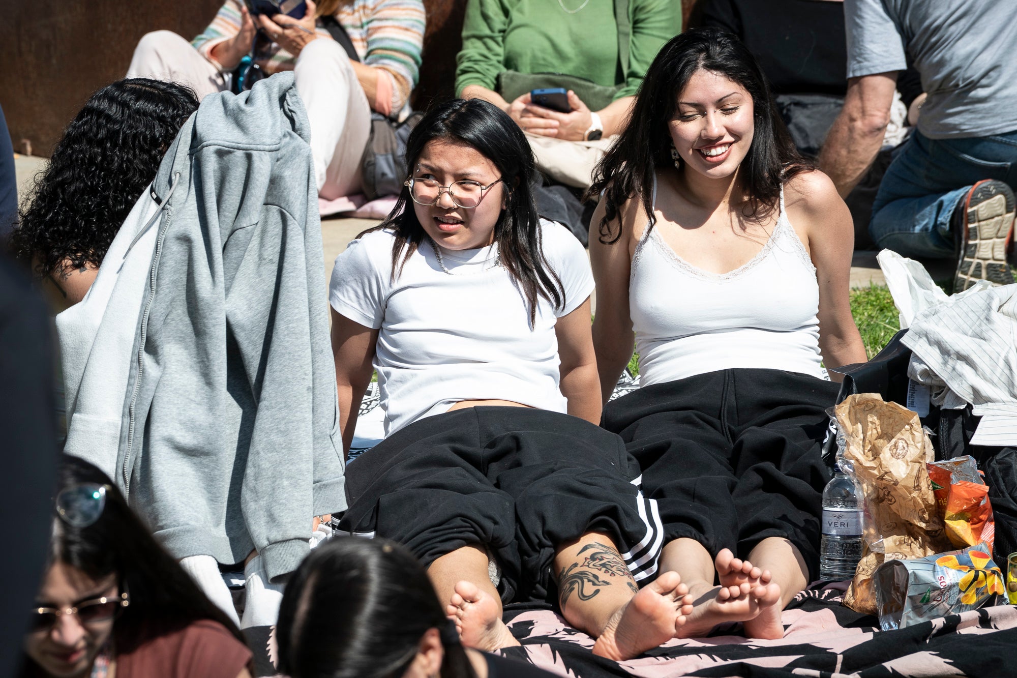 Aquest diumenge ha tingut lloc una de les cites més emblemàtiques i participatives del Festival de Jazz Terrassa: el Pícnic Jazz. La zona del Torrent de la Font d’en Sagrera, al sud del parc, ha acollit una jornada de música en directe, gastronomia i activitats lúdiques en un ambient festiu i familiar. A més del Pícnic Xics, a l’escenari principal hem tingut els concerts de la Fredi’s Jazz Band, i la veu magnètica de Sara Dowling amb Ignasi Terraza Trio. I a la tarda, Against The Blues i Dani Nel·lo.
