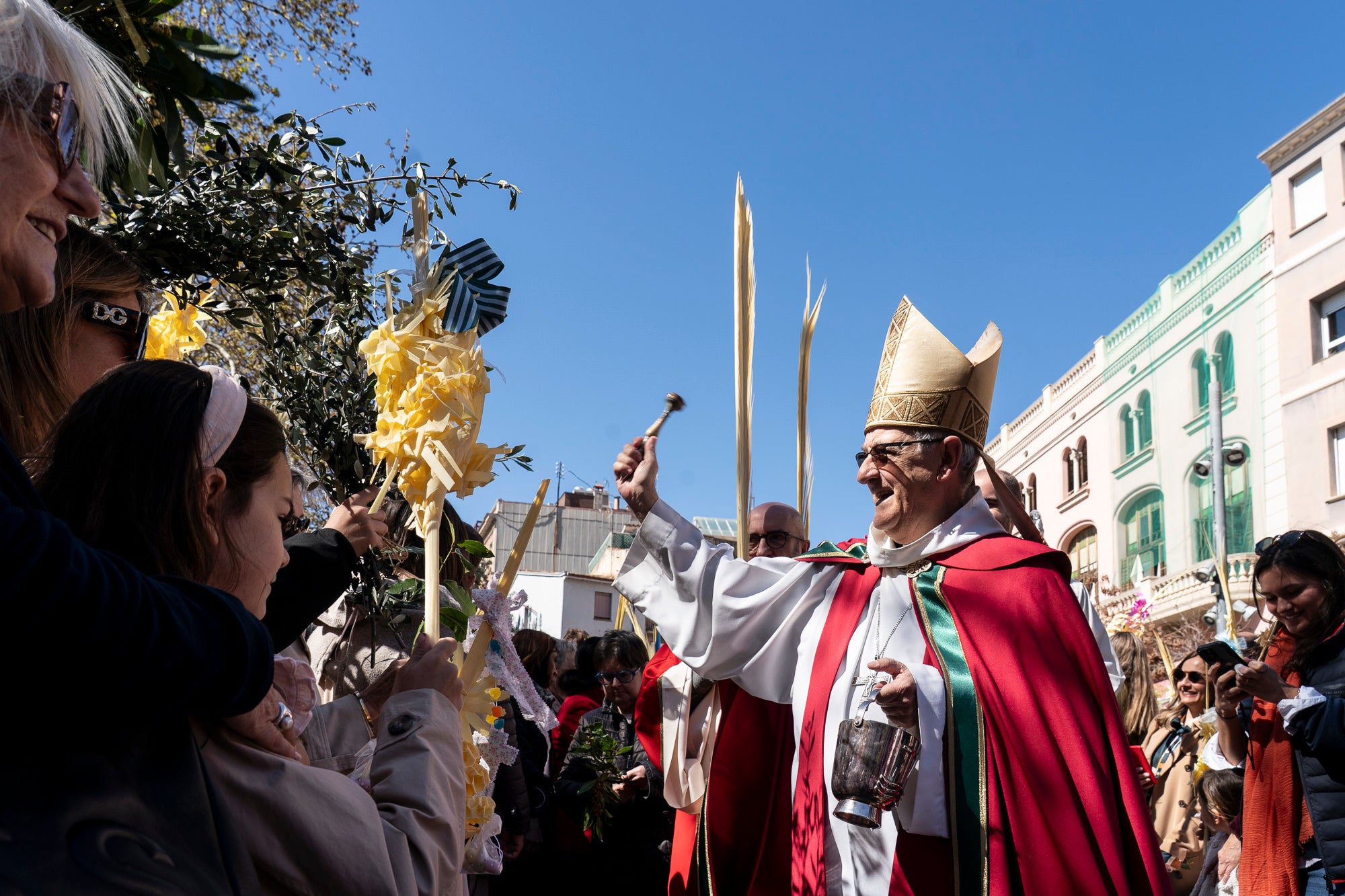Un any més, el Diumenge de Rams ha estat el moment de la benedicció de les palmes aquest migdia per part del bisbe de Terrassa, Salvador Cristau, que ha pronunciat unes paraules acompanyat del seu seguici en una plaça Vella ben plena en un dia assolellat. Després, s'ha dirigit a la catedral del Sant Esperit on s'ha celebrat la missa que dona pas a la resta de la Setmana Santa | Mireia Comas