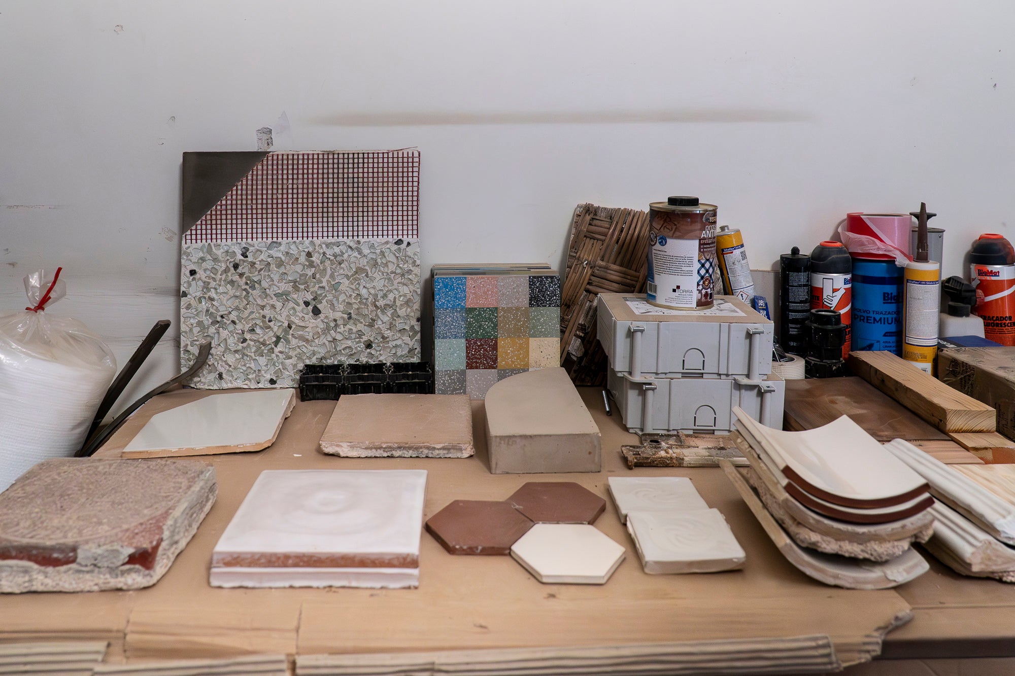 Visita a les obres del projecte de rehabilitació de la Masia Freixa. Els treballs han de finalitzar el pròxim 31 de maig, i han comptat amb una inversió d’1,8 milions d’euros provinents dels Next Generation. Els tècnics i operaris treballen a contrarellotge per complir el termini. Fusteria, paviments, calefacció o pintura són algunes de les tasques que encara tenen per endavant. 