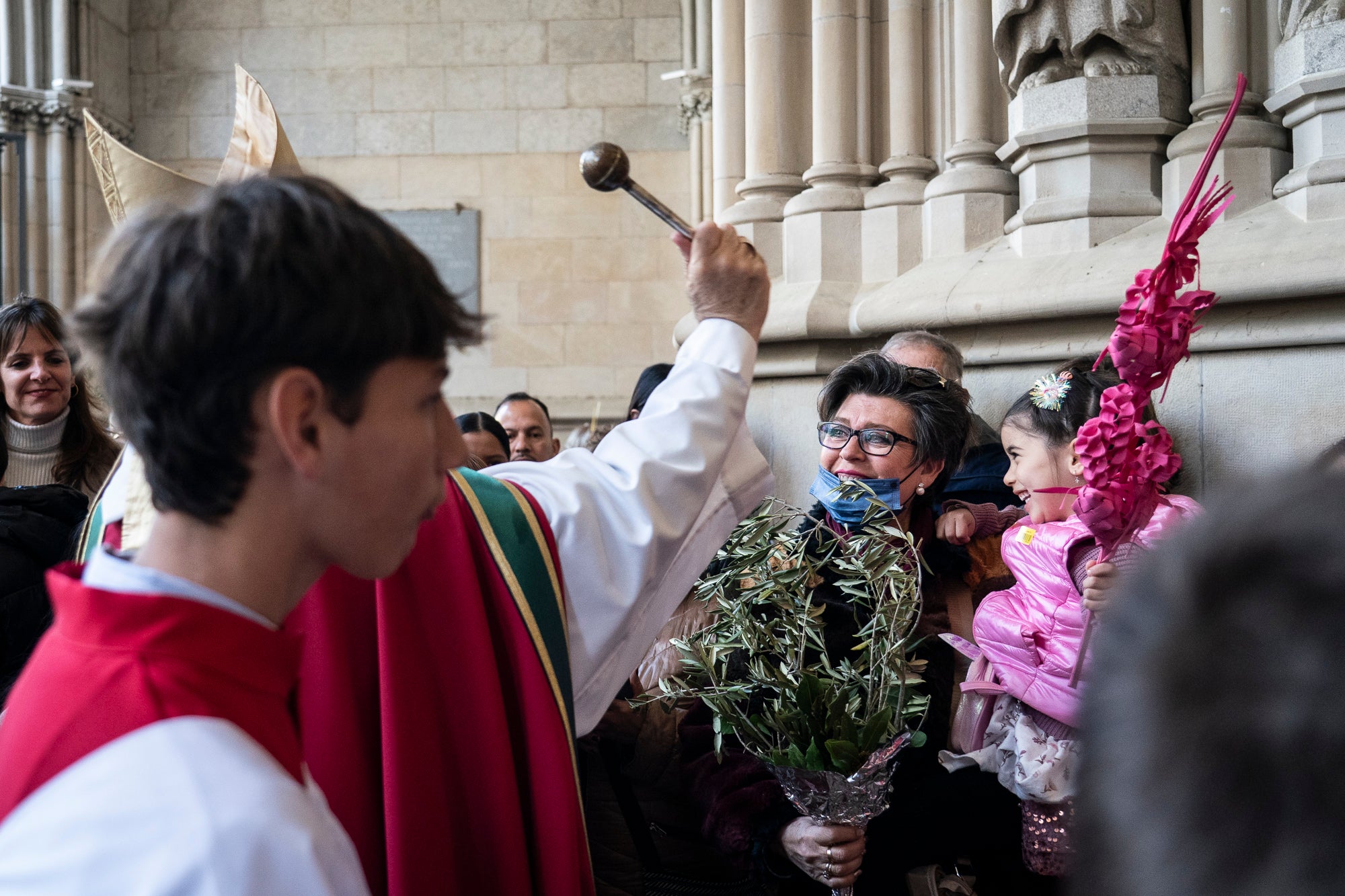 Un any més, el Diumenge de Rams ha estat el moment de la benedicció de les palmes aquest migdia per part del bisbe de Terrassa, Salvador Cristau, que ha pronunciat unes paraules acompanyat del seu seguici en una plaça Vella ben plena en un dia assolellat. Després, s'ha dirigit a la catedral del Sant Esperit on s'ha celebrat la missa que dona pas a la resta de la Setmana Santa | Mireia Comas