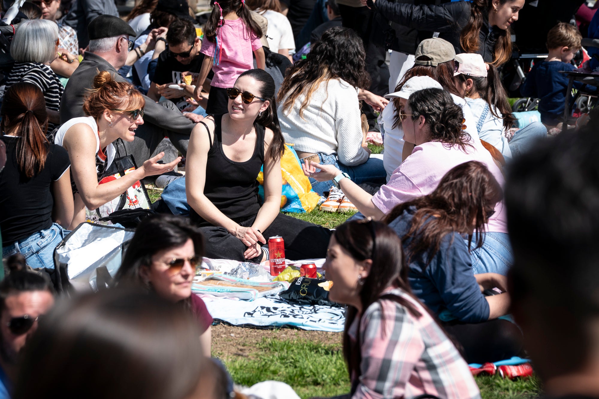 Aquest diumenge ha tingut lloc una de les cites més emblemàtiques i participatives del Festival de Jazz Terrassa: el Pícnic Jazz. La zona del Torrent de la Font d’en Sagrera, al sud del parc, ha acollit una jornada de música en directe, gastronomia i activitats lúdiques en un ambient festiu i familiar. A més del Pícnic Xics, a l’escenari principal hem tingut els concerts de la Fredi’s Jazz Band, i la veu magnètica de Sara Dowling amb Ignasi Terraza Trio. I a la tarda, Against The Blues i Dani Nel·lo.
