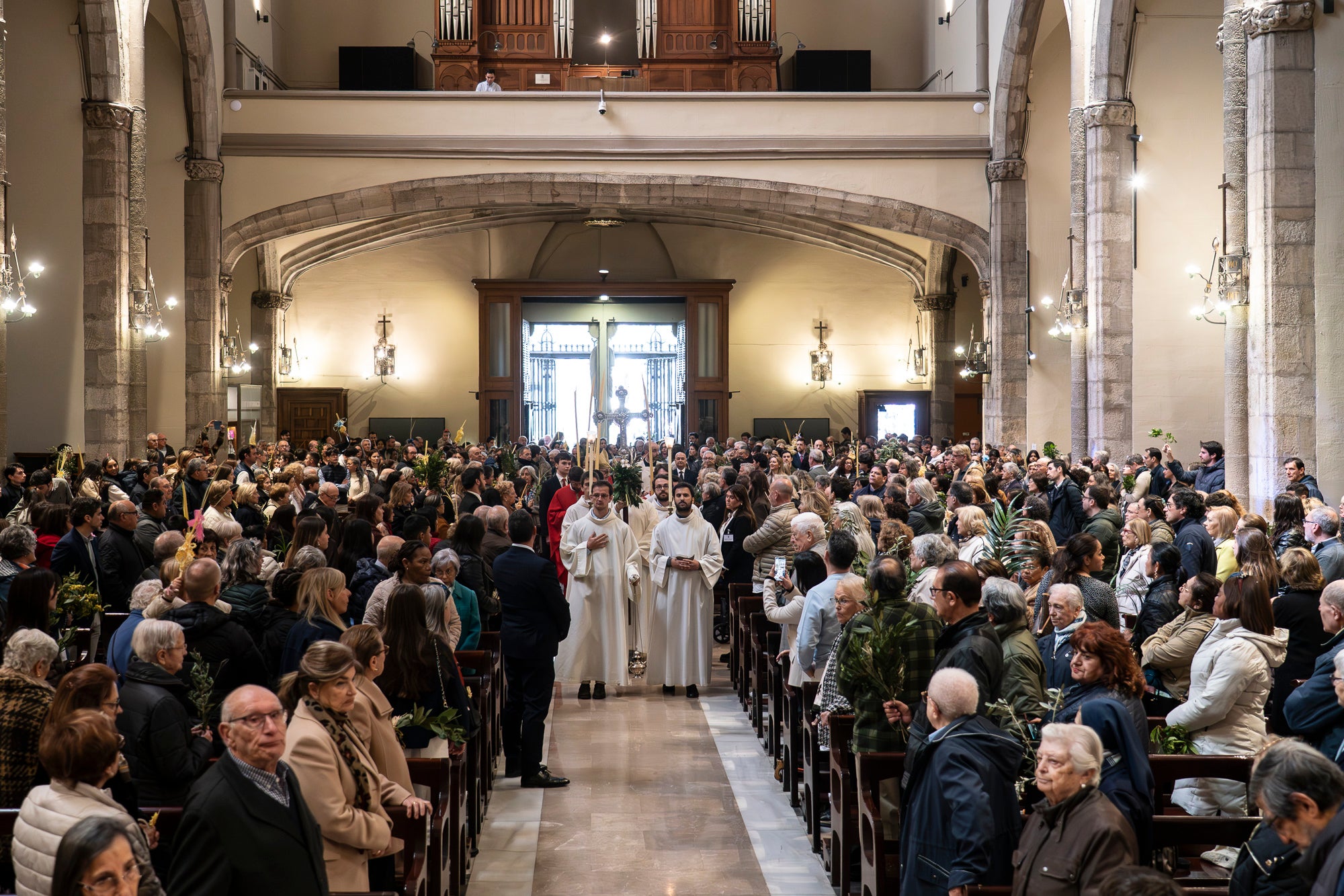 Un any més, el Diumenge de Rams ha estat el moment de la benedicció de les palmes aquest migdia per part del bisbe de Terrassa, Salvador Cristau, que ha pronunciat unes paraules acompanyat del seu seguici en una plaça Vella ben plena en un dia assolellat. Després, s'ha dirigit a la catedral del Sant Esperit on s'ha celebrat la missa que dona pas a la resta de la Setmana Santa | Mireia Comas