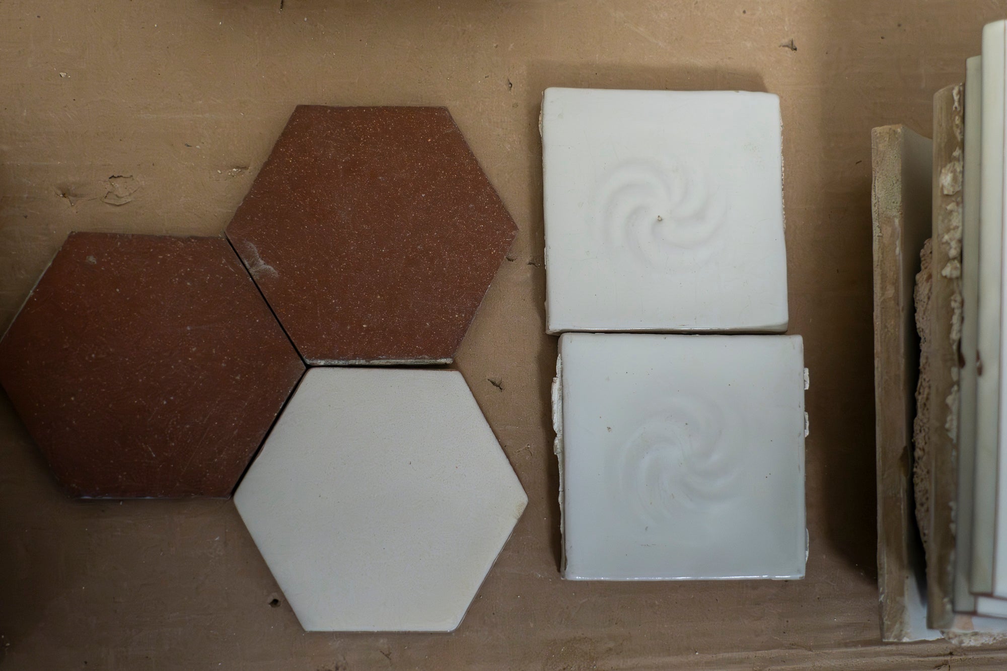 Visita a les obres del projecte de rehabilitació de la Masia Freixa. Els treballs han de finalitzar el pròxim 31 de maig, i han comptat amb una inversió d’1,8 milions d’euros provinents dels Next Generation. Els tècnics i operaris treballen a contrarellotge per complir el termini. Fusteria, paviments, calefacció o pintura són algunes de les tasques que encara tenen per endavant. 