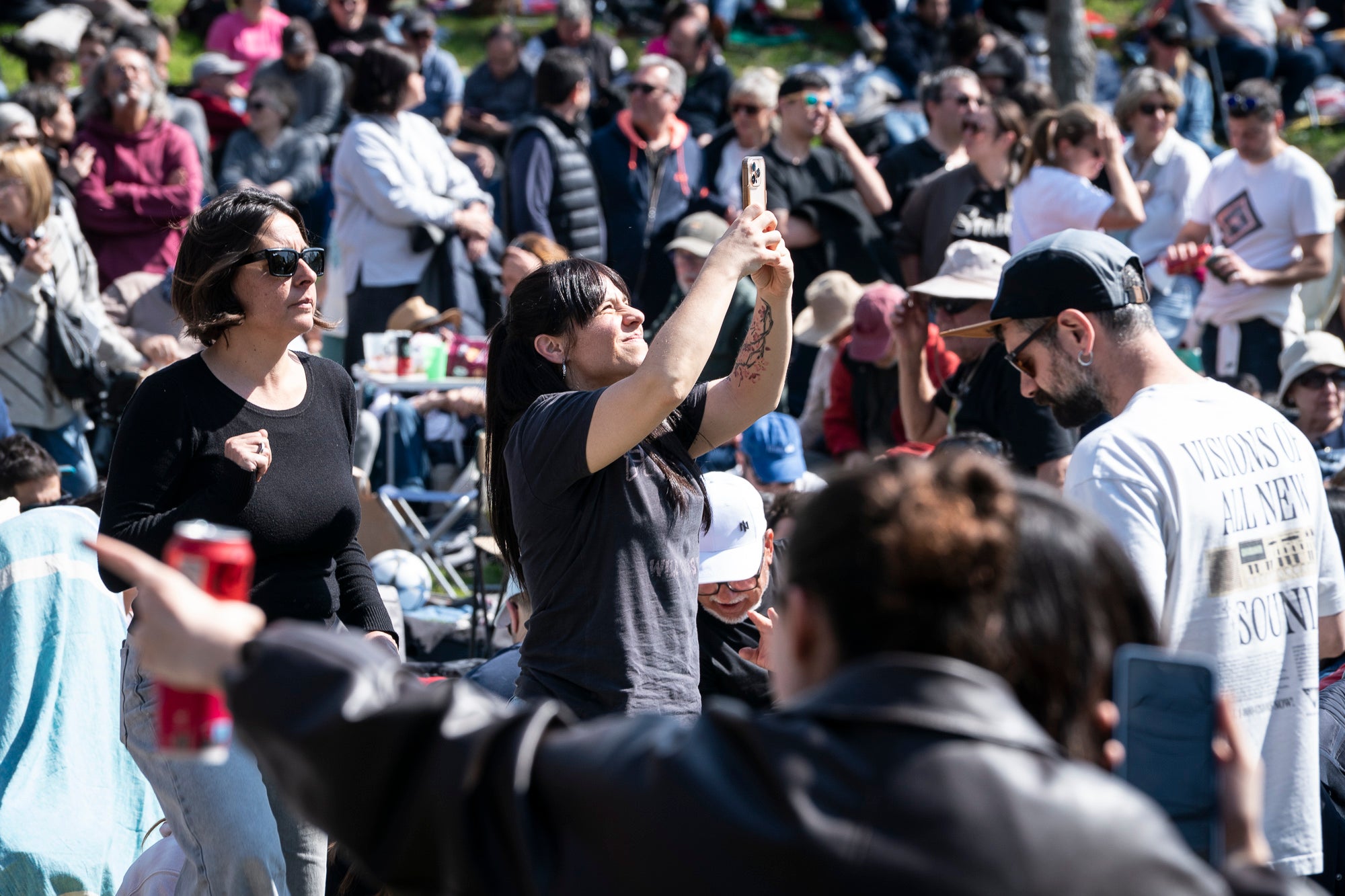 Aquest diumenge ha tingut lloc una de les cites més emblemàtiques i participatives del Festival de Jazz Terrassa: el Pícnic Jazz. La zona del Torrent de la Font d’en Sagrera, al sud del parc, ha acollit una jornada de música en directe, gastronomia i activitats lúdiques en un ambient festiu i familiar. A més del Pícnic Xics, a l’escenari principal hem tingut els concerts de la Fredi’s Jazz Band, i la veu magnètica de Sara Dowling amb Ignasi Terraza Trio. I a la tarda, Against The Blues i Dani Nel·lo.