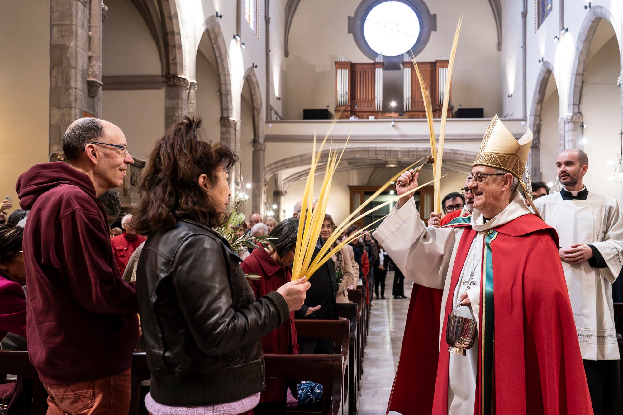 Un any més, el Diumenge de Rams ha estat el moment de la benedicció de les palmes aquest migdia per part del bisbe de Terrassa, Salvador Cristau, que ha pronunciat unes paraules acompanyat del seu seguici en una plaça Vella ben plena en un dia assolellat. Després, s'ha dirigit a la catedral del Sant Esperit on s'ha celebrat la missa que dona pas a la resta de la Setmana Santa | Mireia Comas