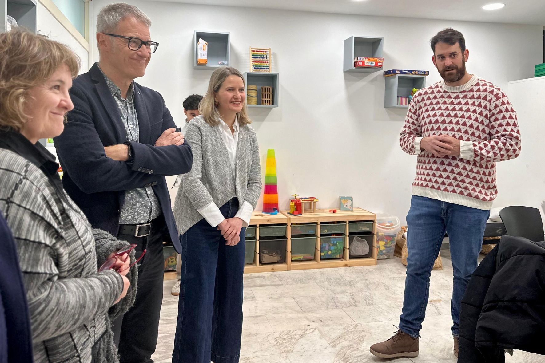 La consellera de Dret Socials, Mònica Martínez, i el regidor Noel Duque, tots dos a la dreta, al Barnahus del Vapor Gran de Terrassa en visita aquest dilluns | Ajt. Terrassa
 