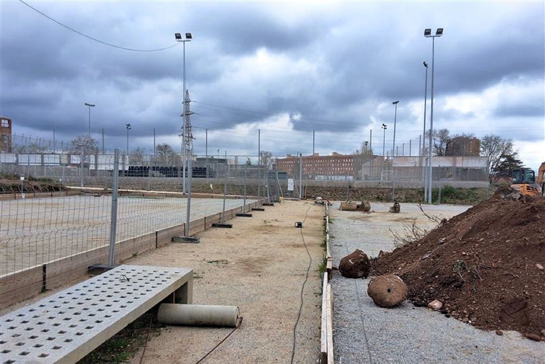 Imatges de la construcció de vuit noves pistes de petanca al Parc de la República | Ajuntament de Terrassa