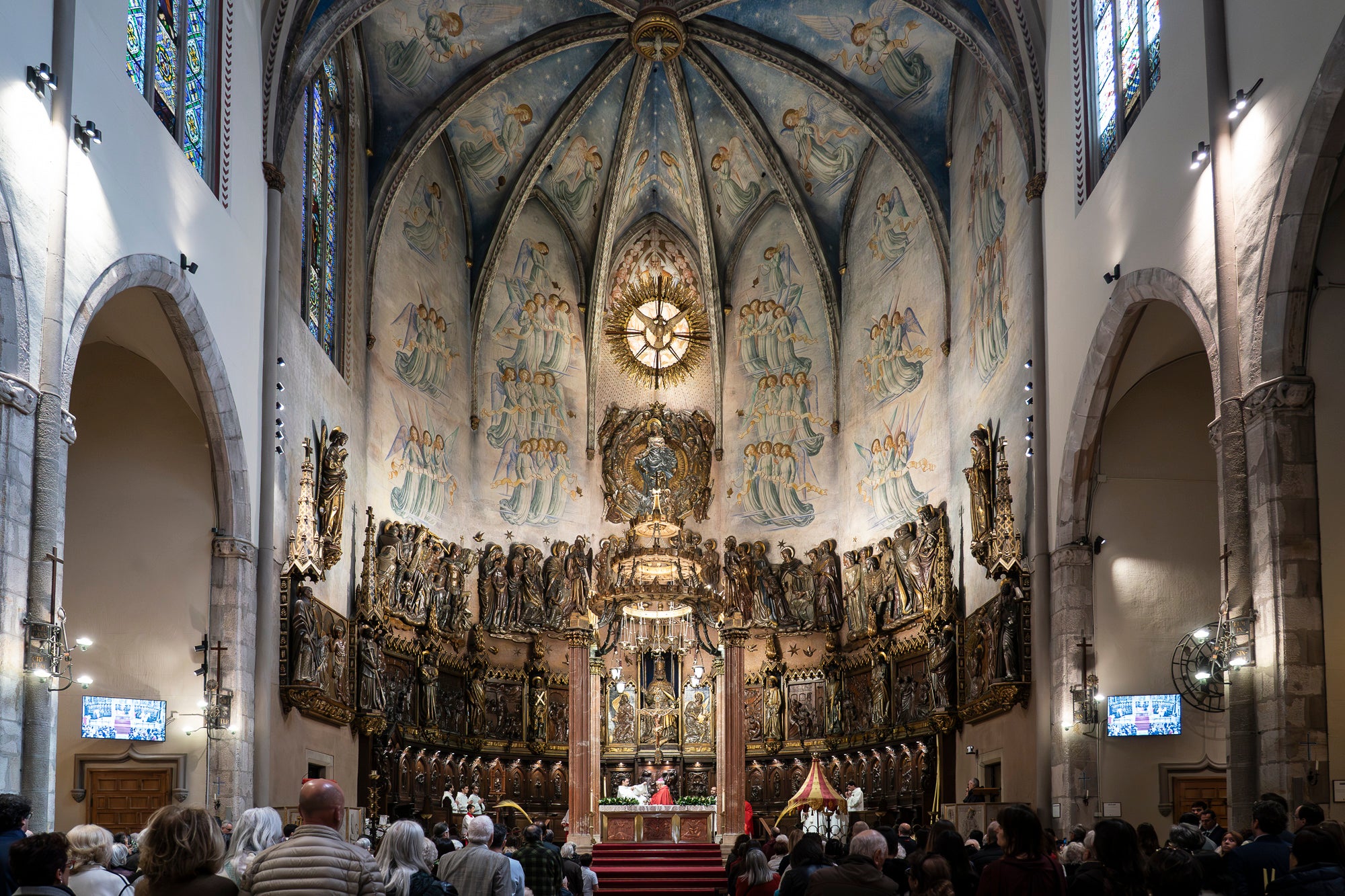 Un any més, el Diumenge de Rams ha estat el moment de la benedicció de les palmes aquest migdia per part del bisbe de Terrassa, Salvador Cristau, que ha pronunciat unes paraules acompanyat del seu seguici en una plaça Vella ben plena en un dia assolellat. Després, s'ha dirigit a la catedral del Sant Esperit on s'ha celebrat la missa que dona pas a la resta de la Setmana Santa | Mireia Comas