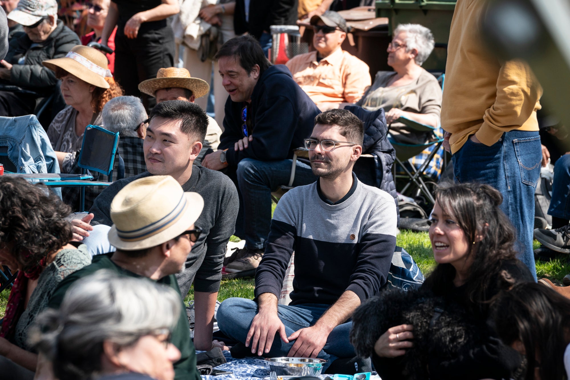 Aquest diumenge ha tingut lloc una de les cites més emblemàtiques i participatives del Festival de Jazz Terrassa: el Pícnic Jazz. La zona del Torrent de la Font d’en Sagrera, al sud del parc, ha acollit una jornada de música en directe, gastronomia i activitats lúdiques en un ambient festiu i familiar. A més del Pícnic Xics, a l’escenari principal hem tingut els concerts de la Fredi’s Jazz Band, i la veu magnètica de Sara Dowling amb Ignasi Terraza Trio. I a la tarda, Against The Blues i Dani Nel·lo.