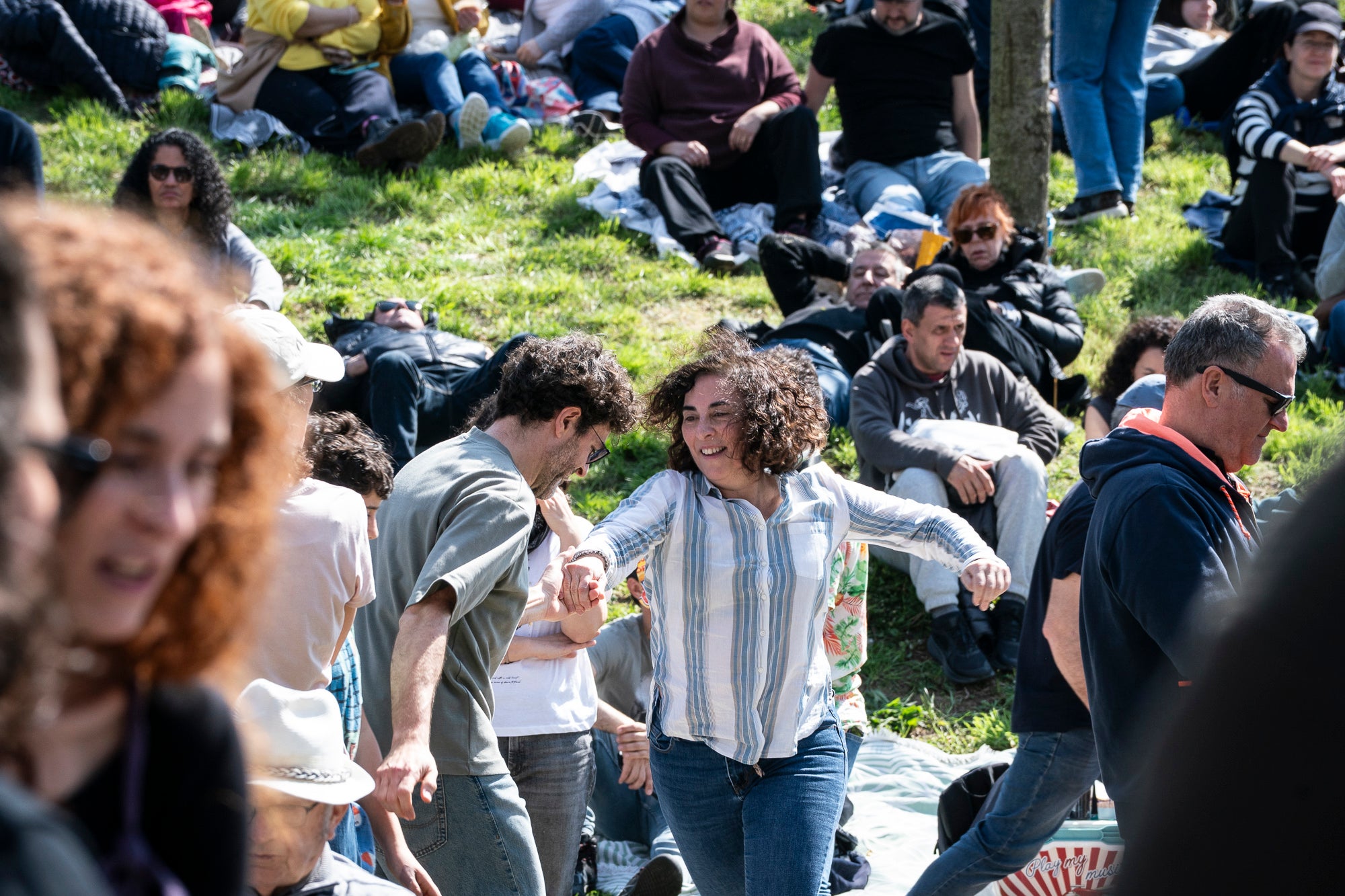 Aquest diumenge ha tingut lloc una de les cites més emblemàtiques i participatives del Festival de Jazz Terrassa: el Pícnic Jazz. La zona del Torrent de la Font d’en Sagrera, al sud del parc, ha acollit una jornada de música en directe, gastronomia i activitats lúdiques en un ambient festiu i familiar. A més del Pícnic Xics, a l’escenari principal hem tingut els concerts de la Fredi’s Jazz Band, i la veu magnètica de Sara Dowling amb Ignasi Terraza Trio. I a la tarda, Against The Blues i Dani Nel·lo.