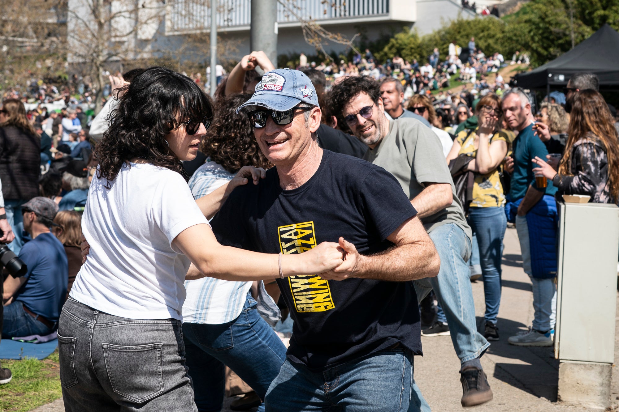Aquest diumenge ha tingut lloc una de les cites més emblemàtiques i participatives del Festival de Jazz Terrassa: el Pícnic Jazz. La zona del Torrent de la Font d’en Sagrera, al sud del parc, ha acollit una jornada de música en directe, gastronomia i activitats lúdiques en un ambient festiu i familiar. A més del Pícnic Xics, a l’escenari principal hem tingut els concerts de la Fredi’s Jazz Band, i la veu magnètica de Sara Dowling amb Ignasi Terraza Trio. I a la tarda, Against The Blues i Dani Nel·lo.