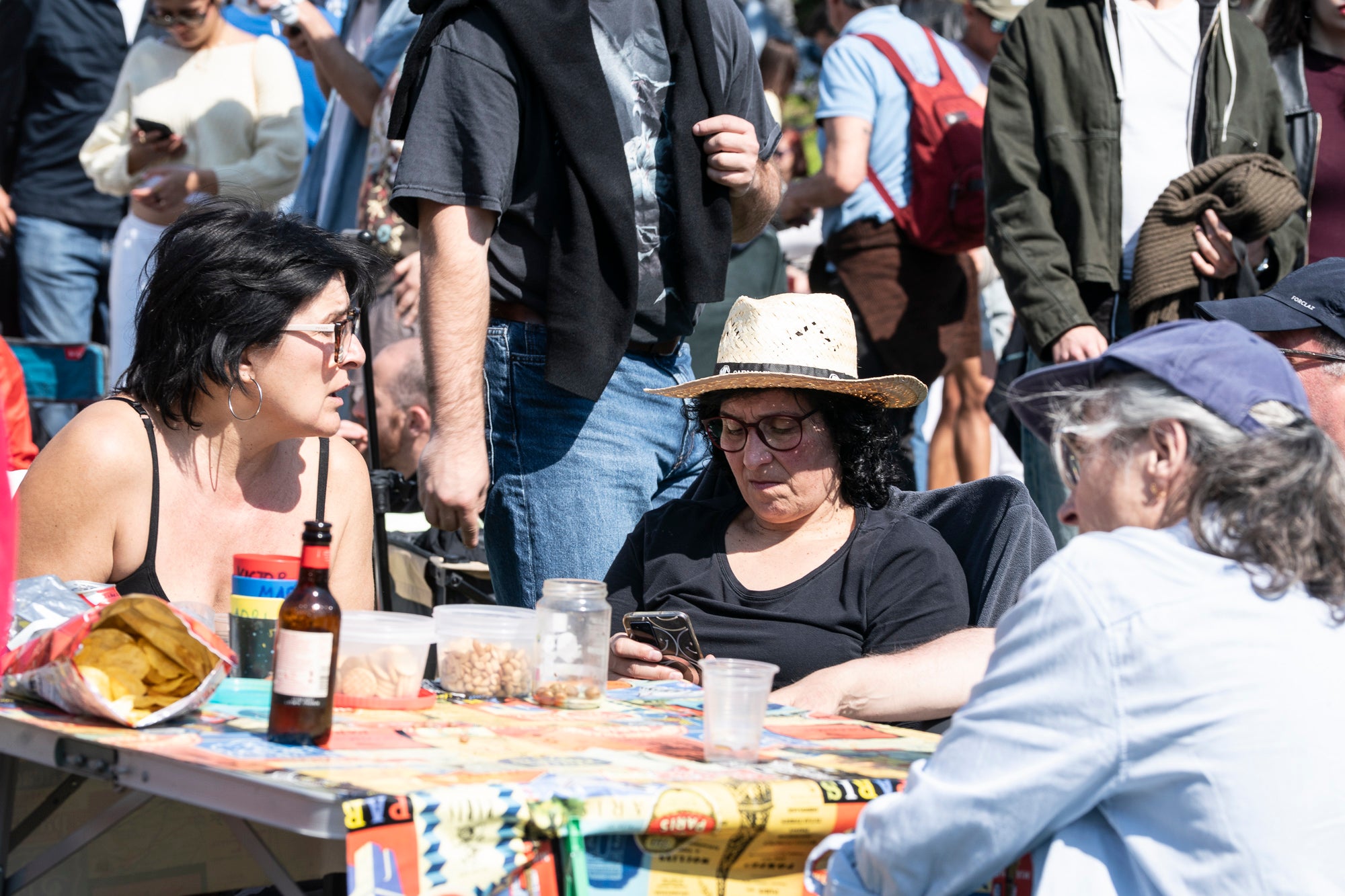 Aquest diumenge ha tingut lloc una de les cites més emblemàtiques i participatives del Festival de Jazz Terrassa: el Pícnic Jazz. La zona del Torrent de la Font d’en Sagrera, al sud del parc, ha acollit una jornada de música en directe, gastronomia i activitats lúdiques en un ambient festiu i familiar. A més del Pícnic Xics, a l’escenari principal hem tingut els concerts de la Fredi’s Jazz Band, i la veu magnètica de Sara Dowling amb Ignasi Terraza Trio. I a la tarda, Against The Blues i Dani Nel·lo.