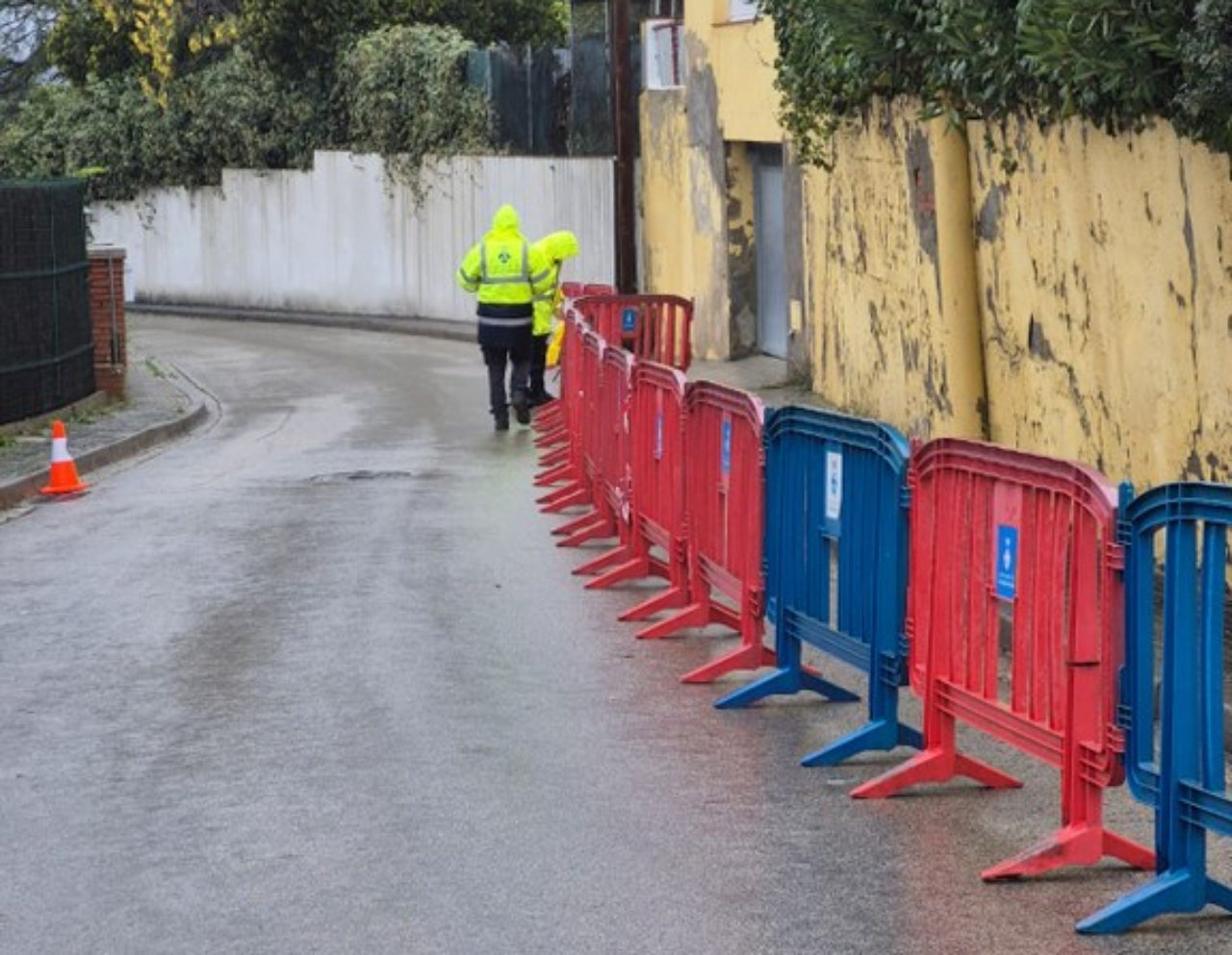 Operaris de la Brigada Municipal instal·lant una tanca fixa per acotar el perímetre de seguretat | Aj. Viladecavalls