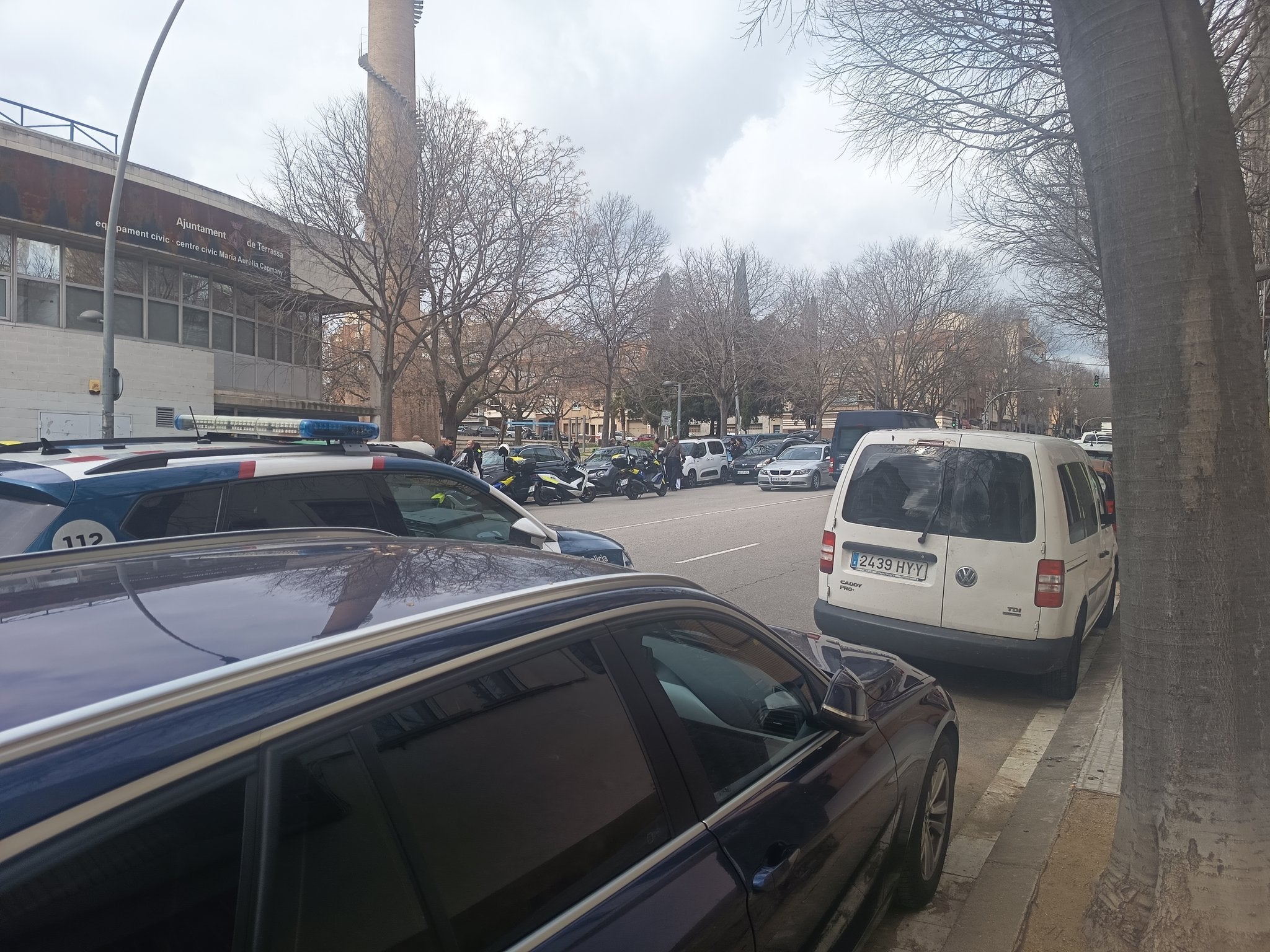 Actuació de la Policia Municipal a l'avinguda Àngel Sallent | @adiezs93
