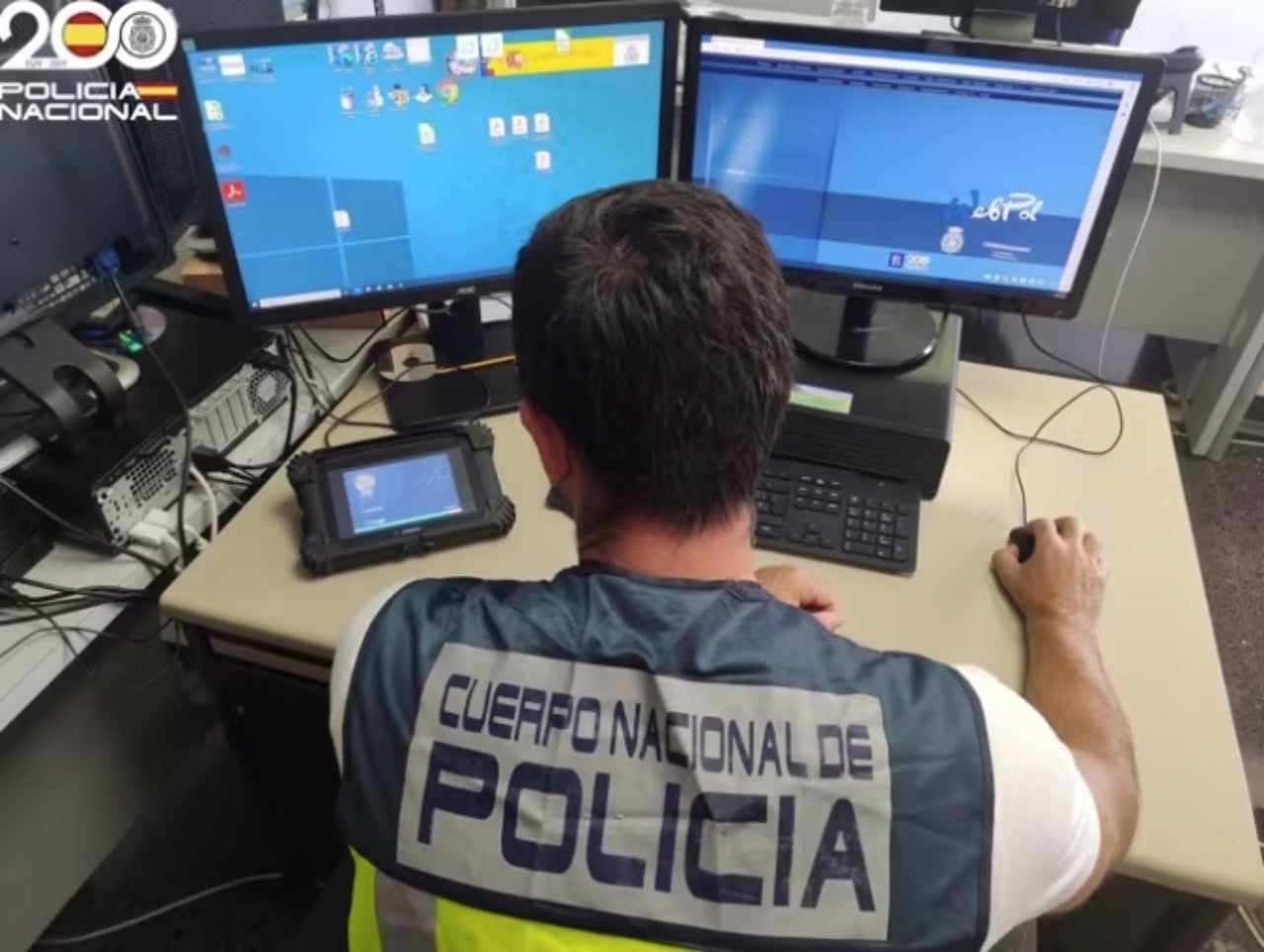 Un agent del Cos Nacional de Policia en una imatge d'arxiu | Policia